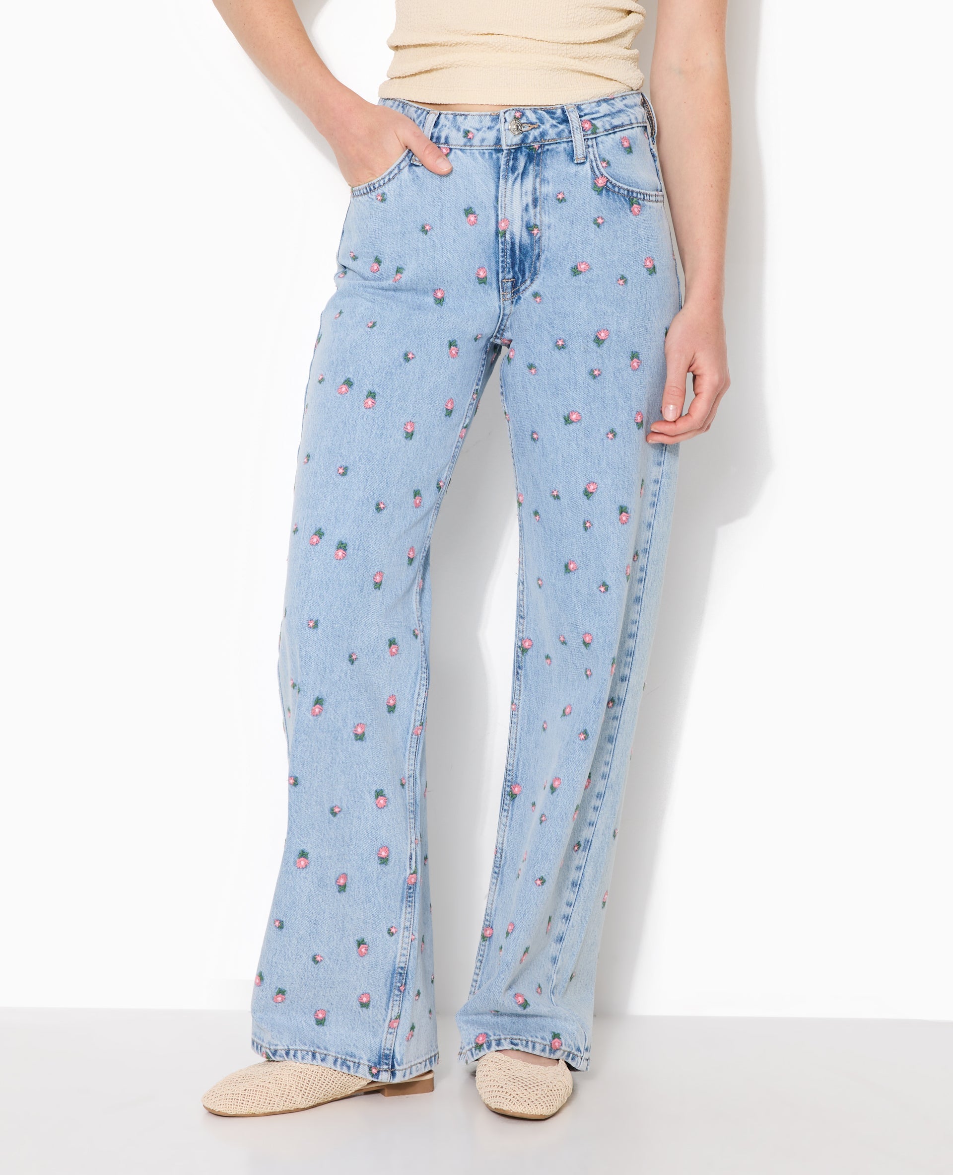 Jean straight taille haute avec broderies fleurs