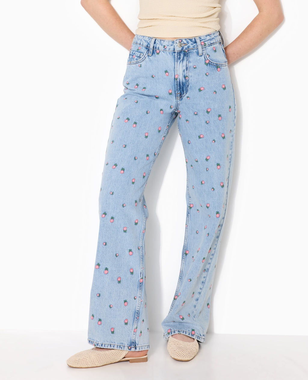 Jean straight taille haute avec broderies fleurs