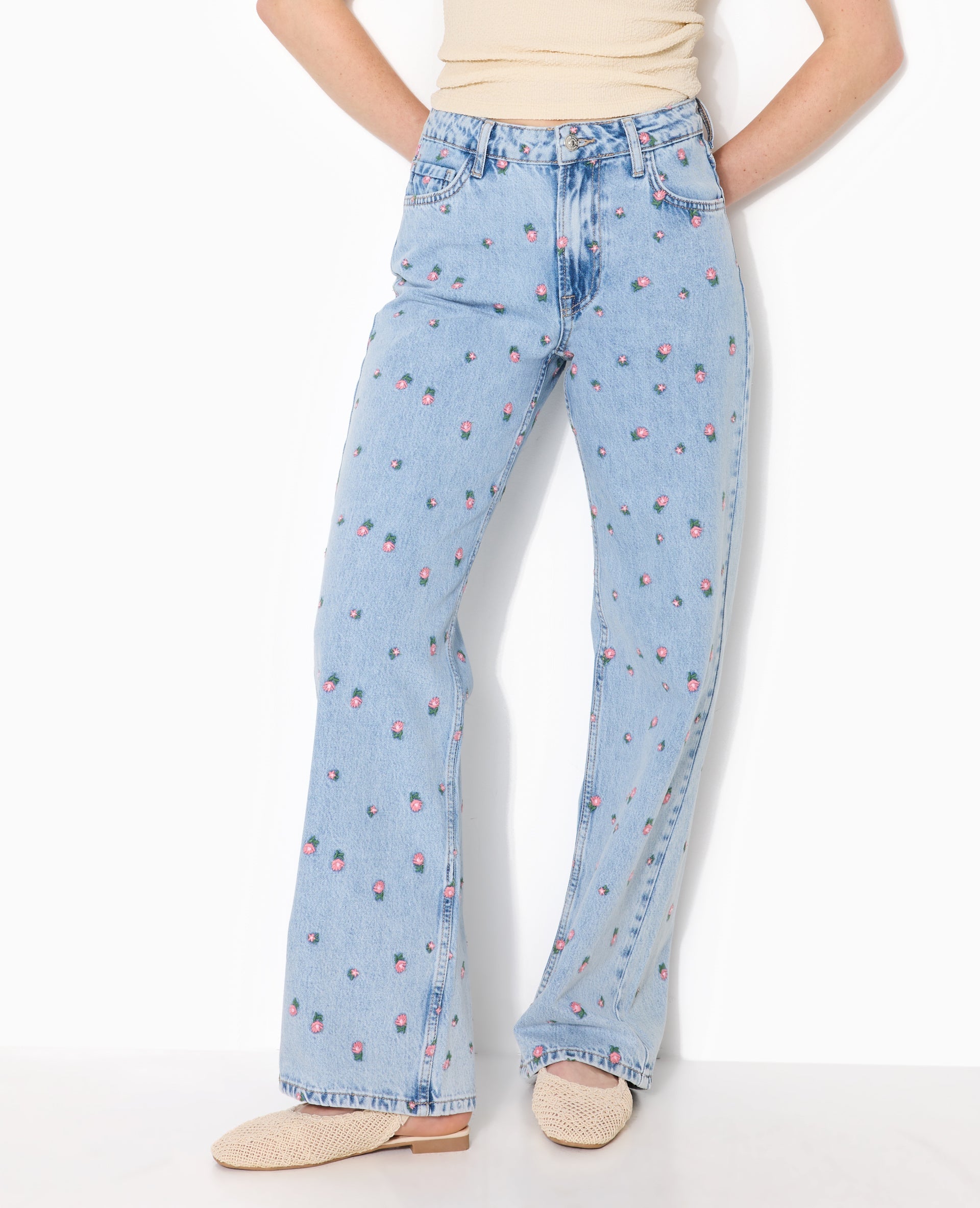Jean straight taille haute avec broderies fleurs