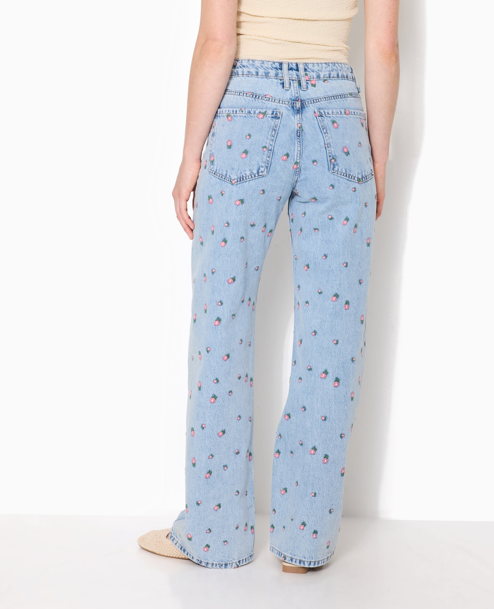 Jean straight taille haute avec broderies fleurs
