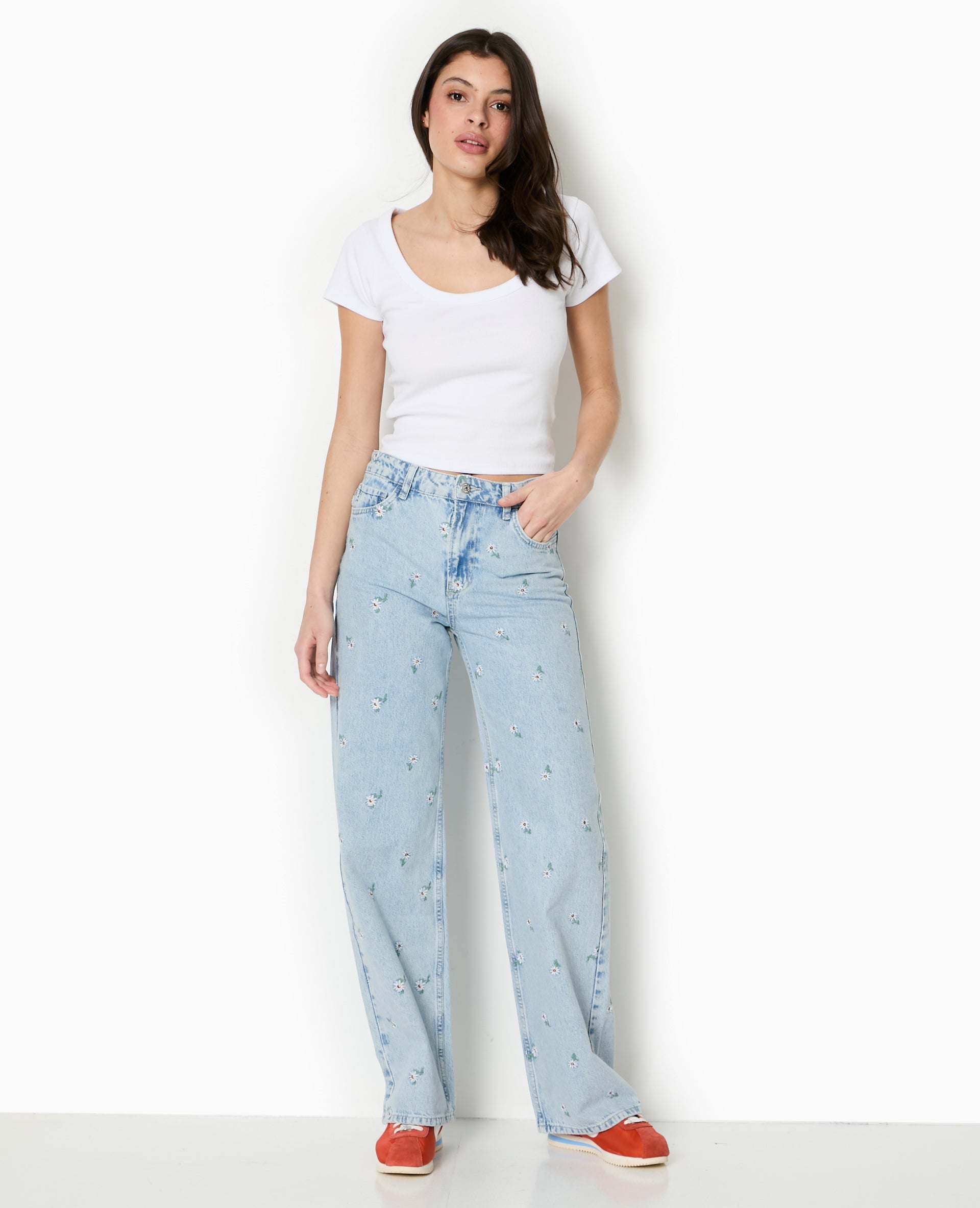 Jean droit avec broderies fleurs all over