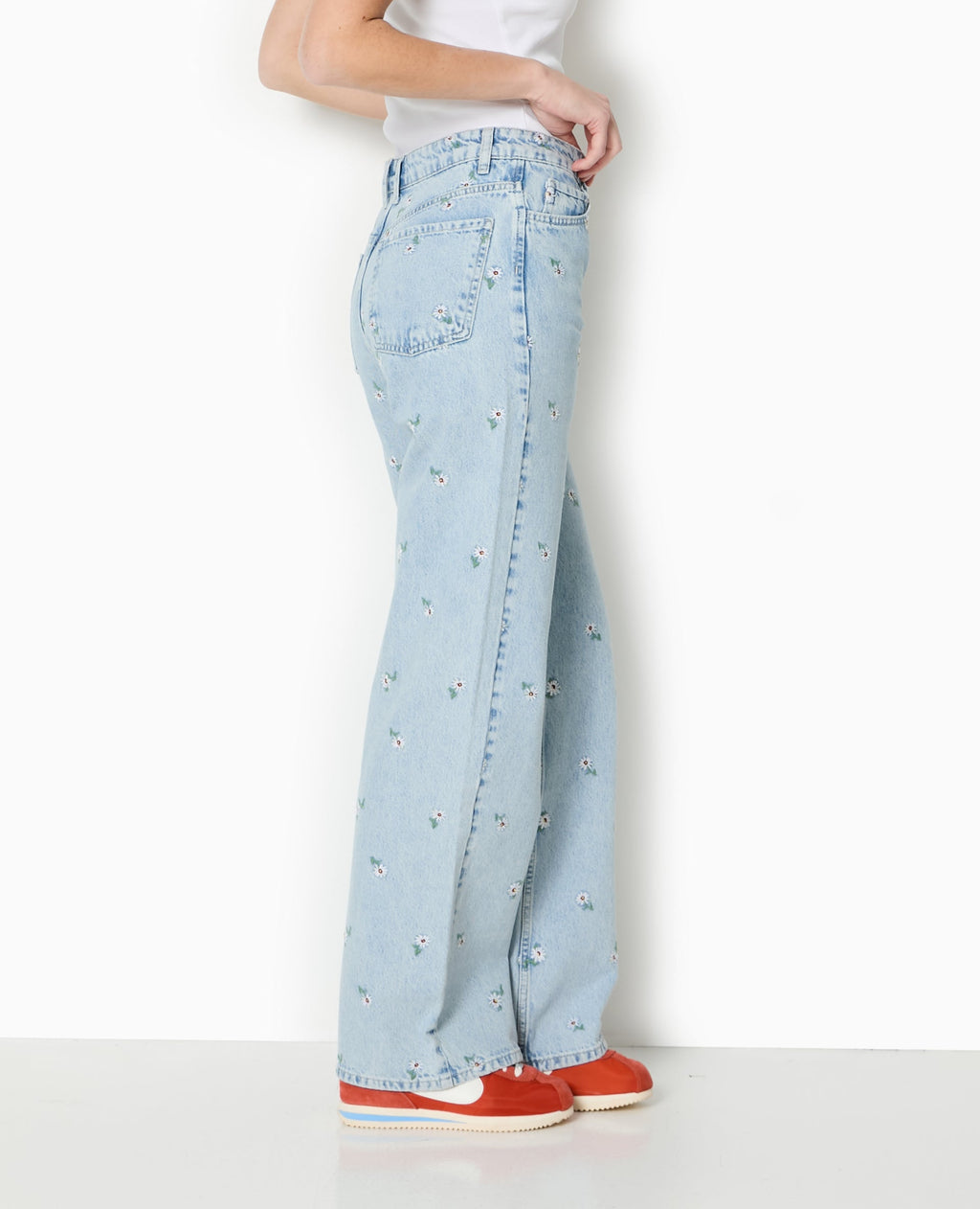 Jean droit avec broderies fleurs all over