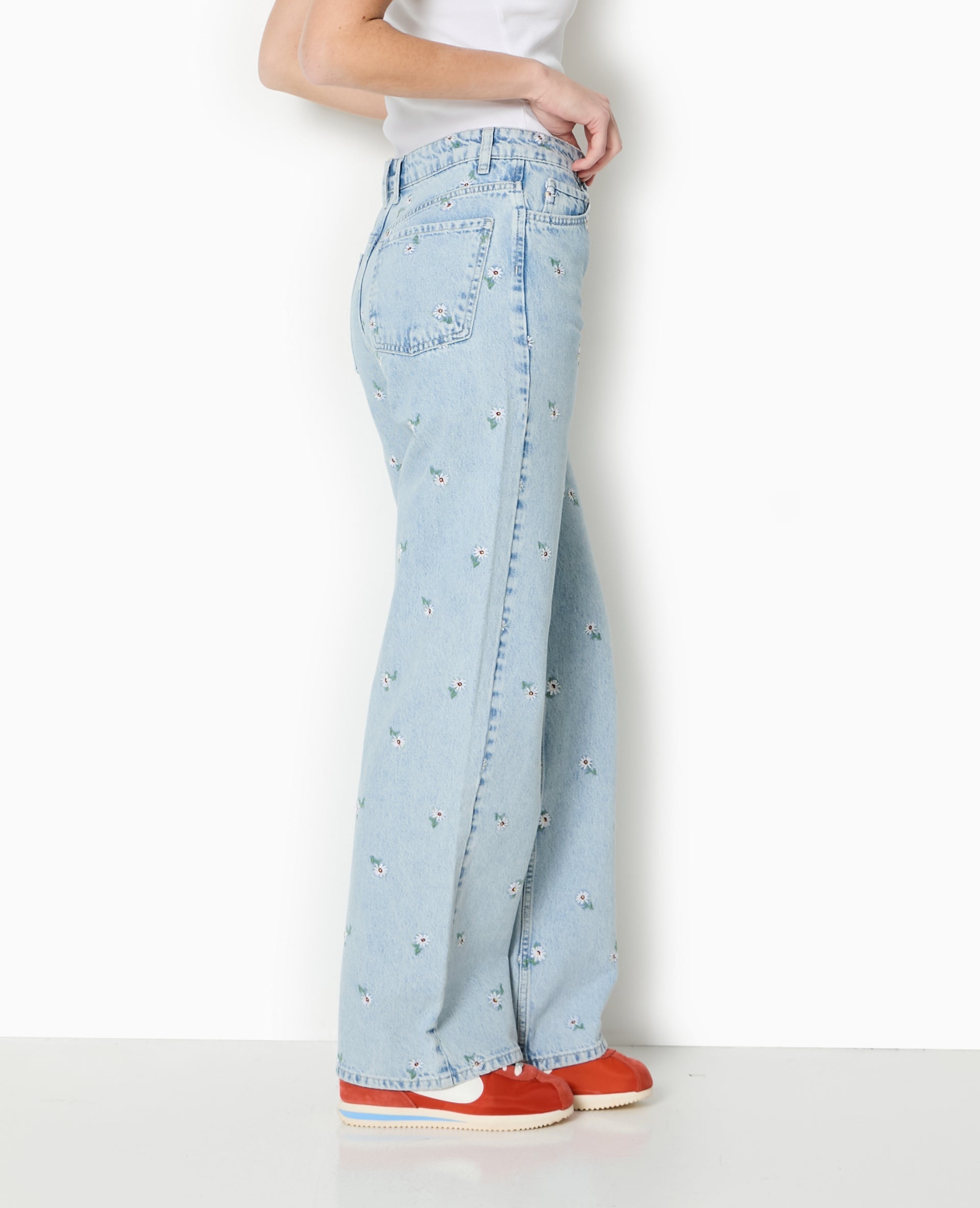 Jean droit avec broderies fleurs all over