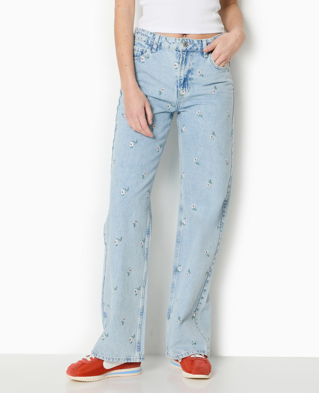Jean droit avec broderies fleurs all over