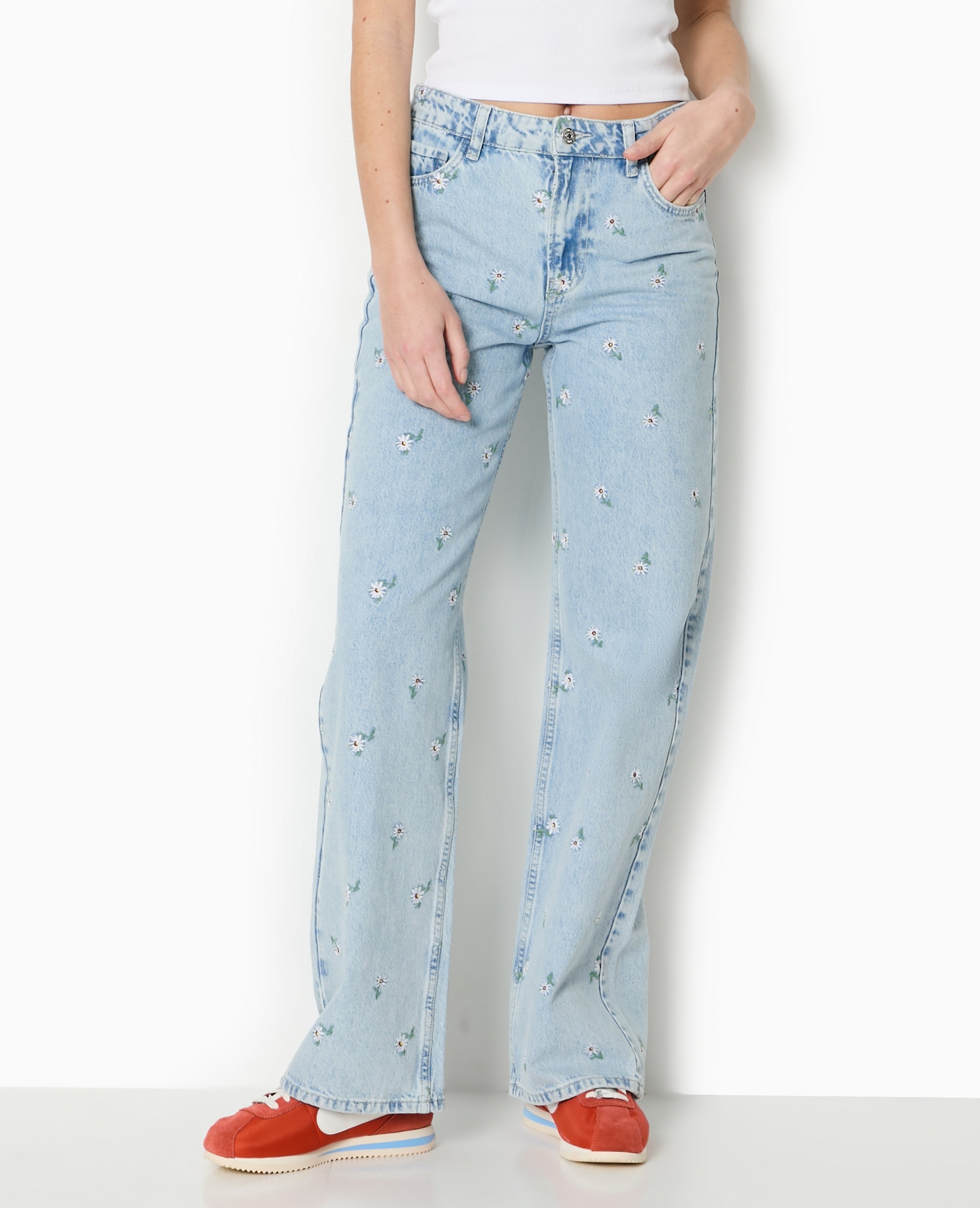 Jean droit avec broderies fleurs all over