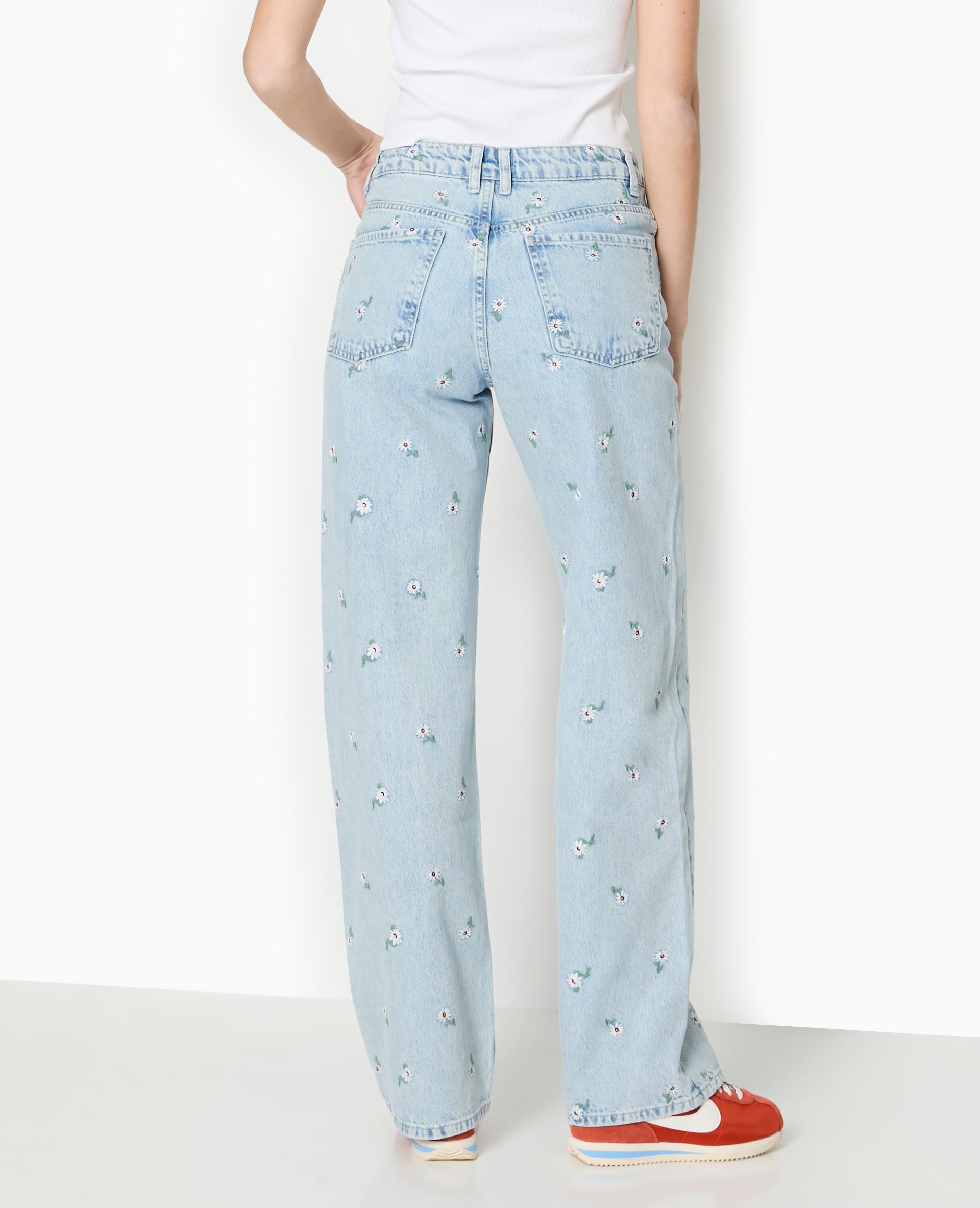 Jean droit avec broderies fleurs all over