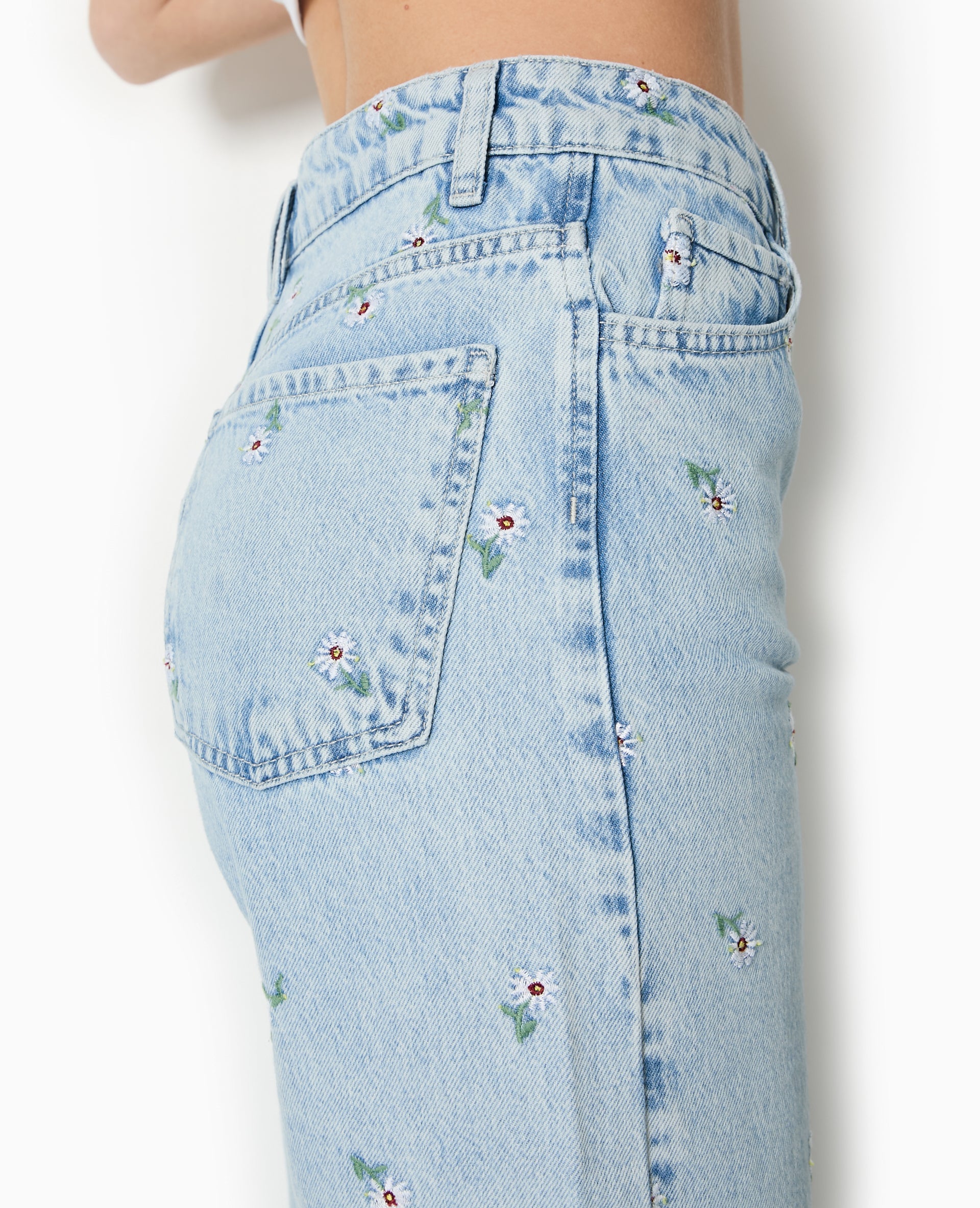 Jean droit avec broderies fleurs all over