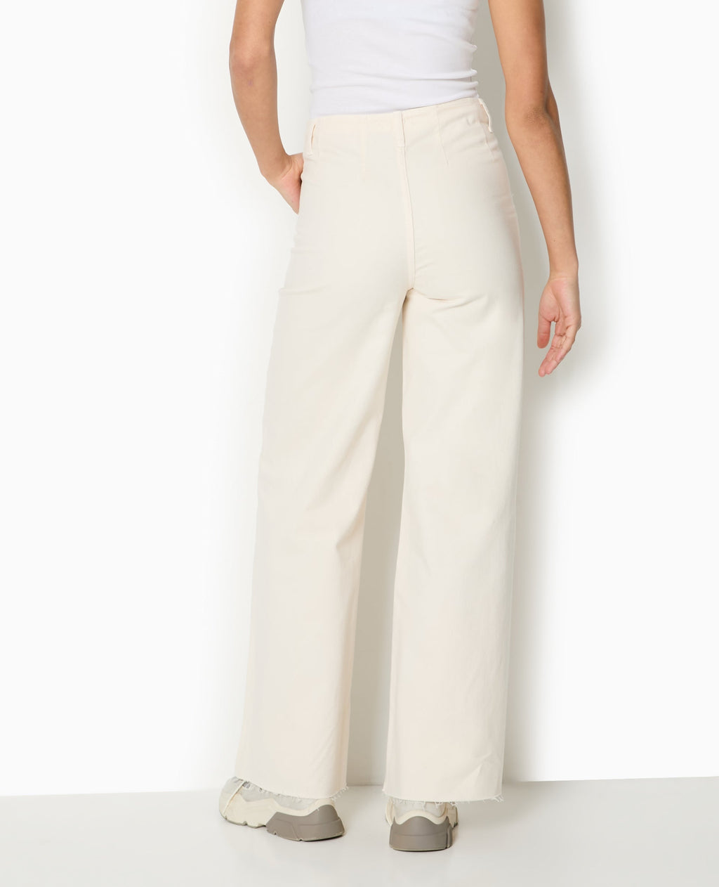 Jean droit taille haute fausses poches devant