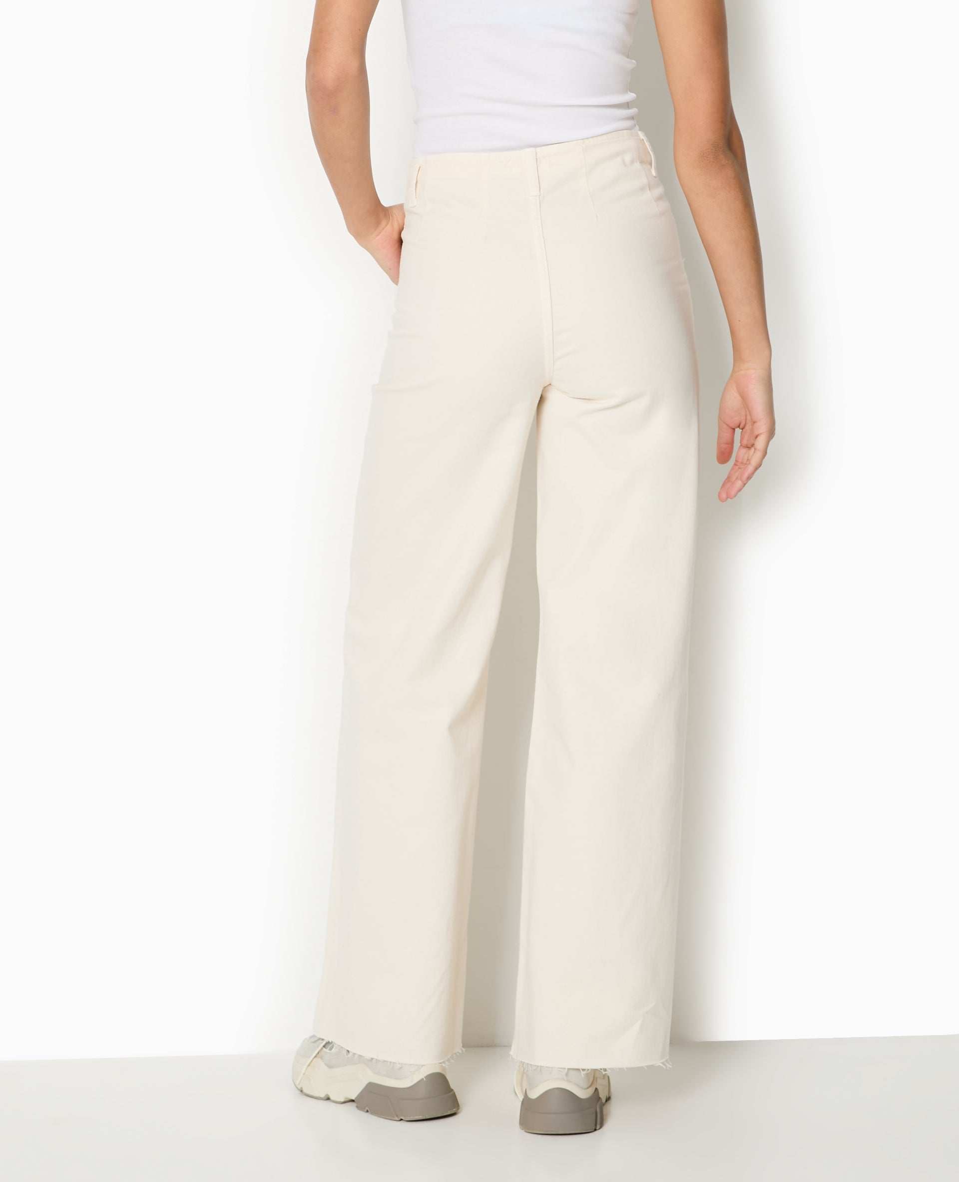 Jean droit taille haute fausses poches devant