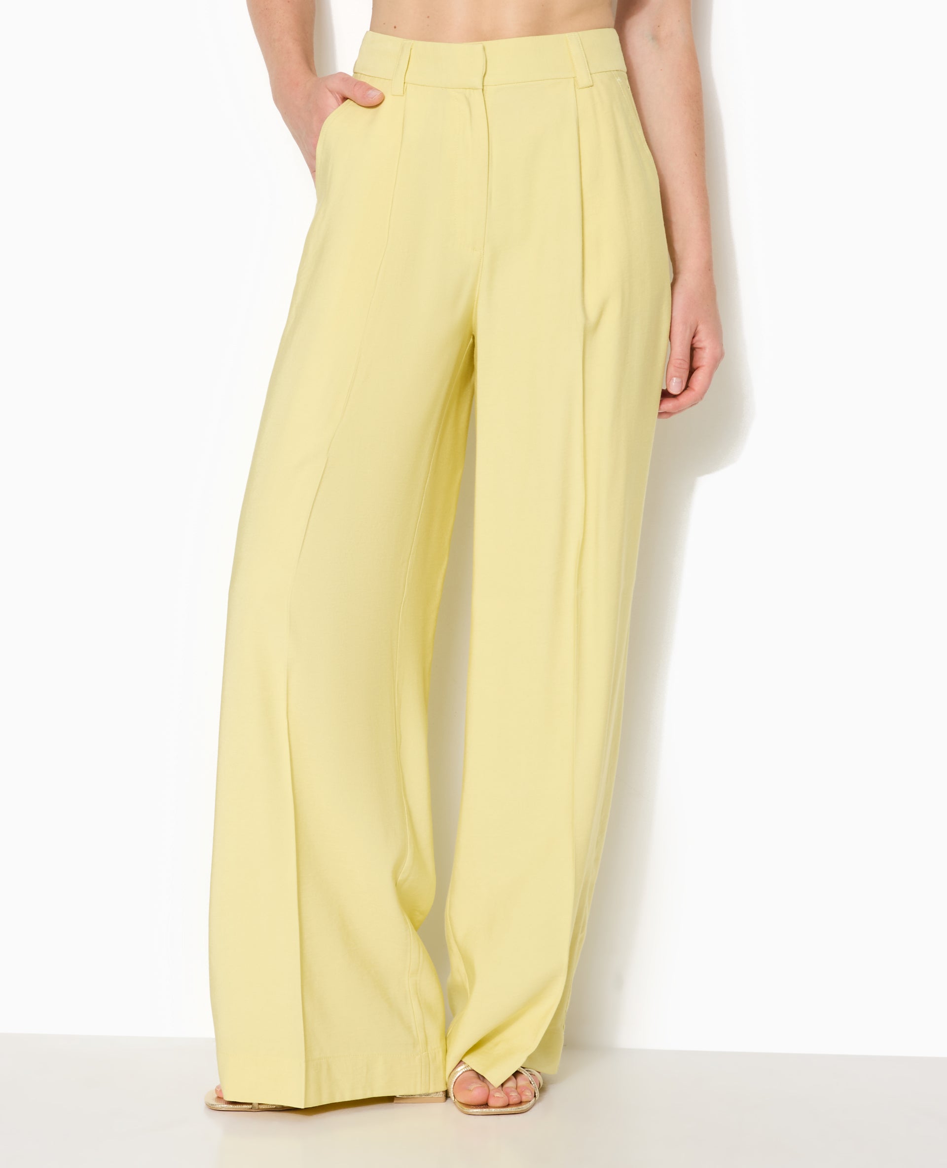 Pantalon large et droite en tissu fluide