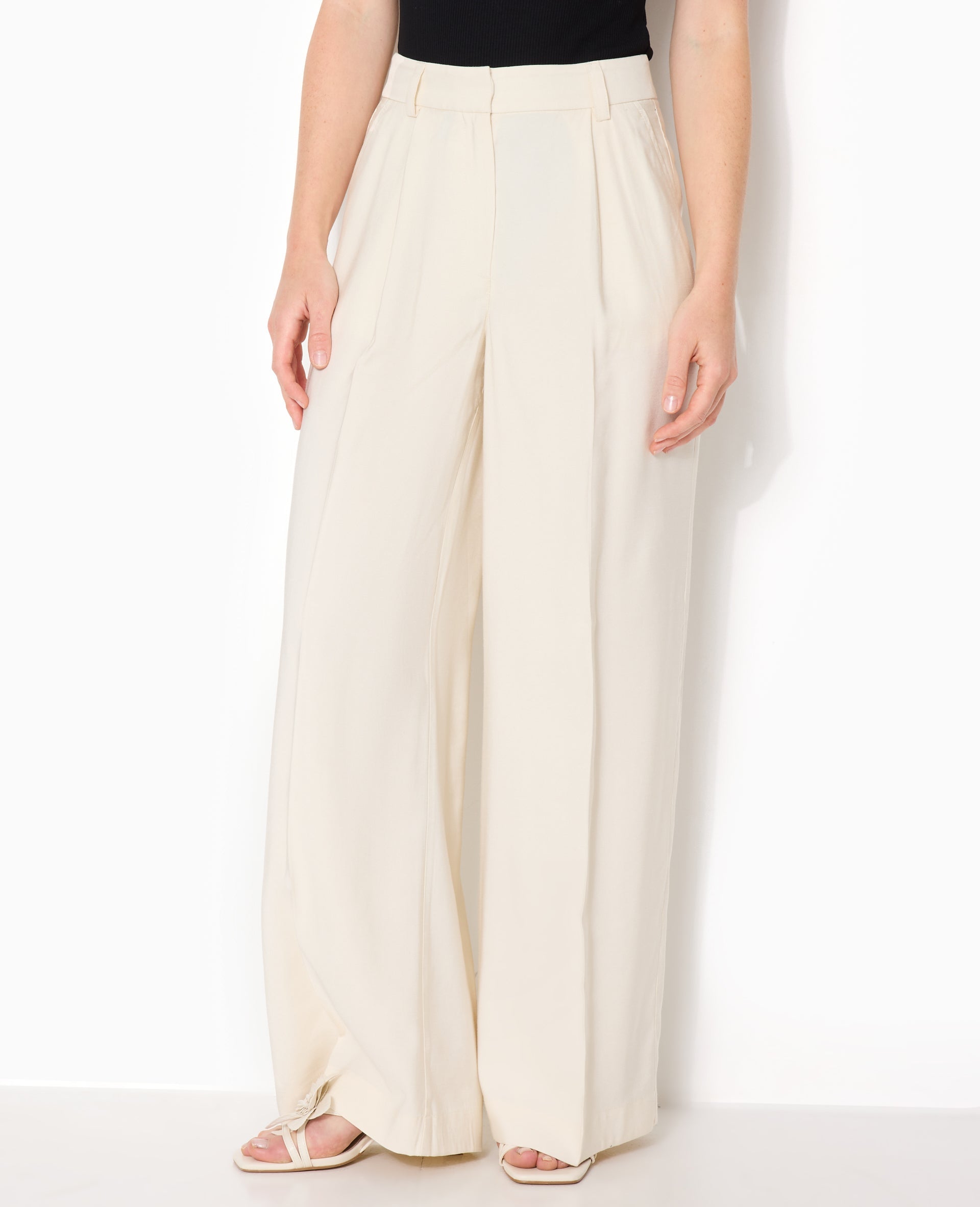 Pantalon large et droite en tissu fluide