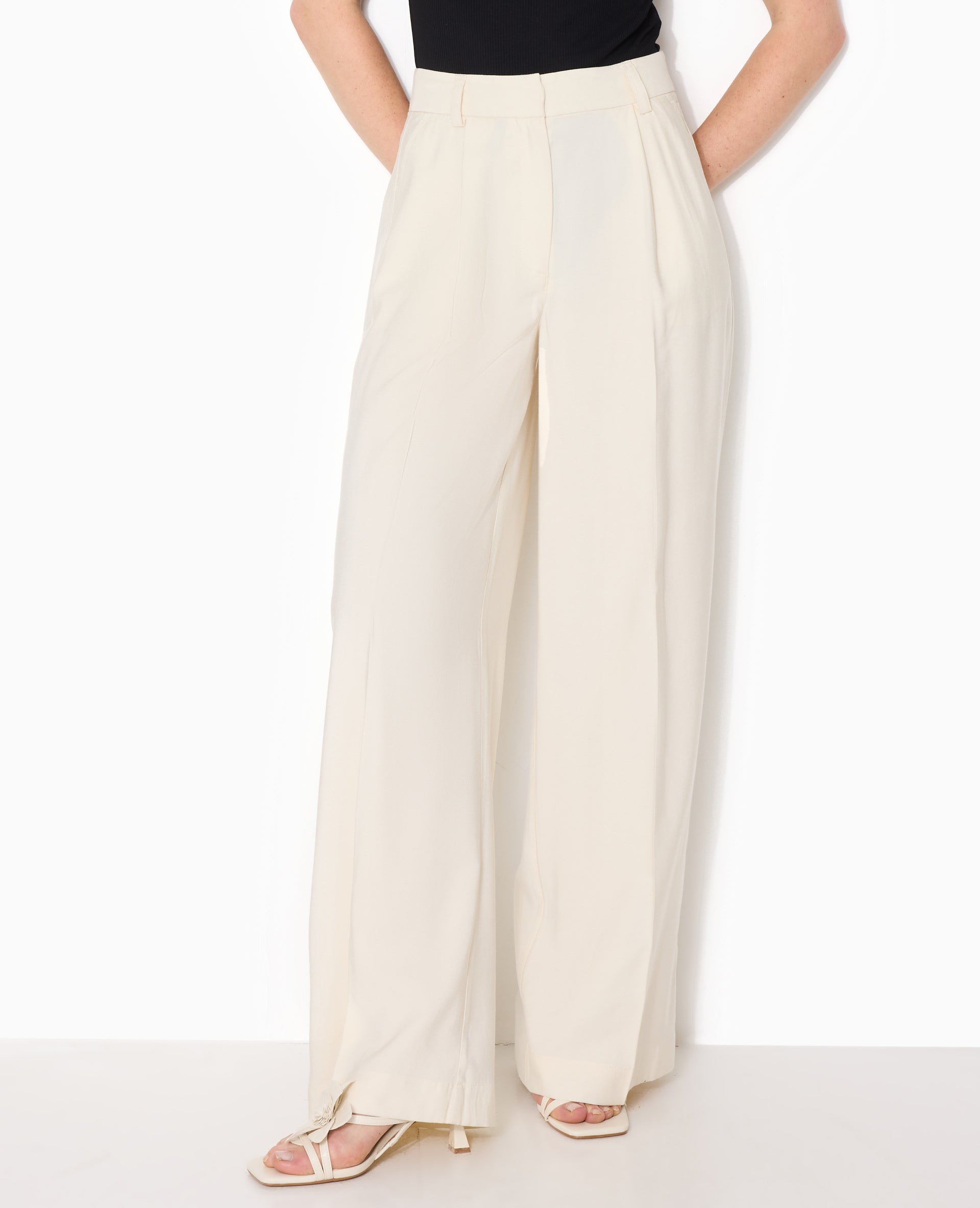 Pantalon large et droite en tissu fluide