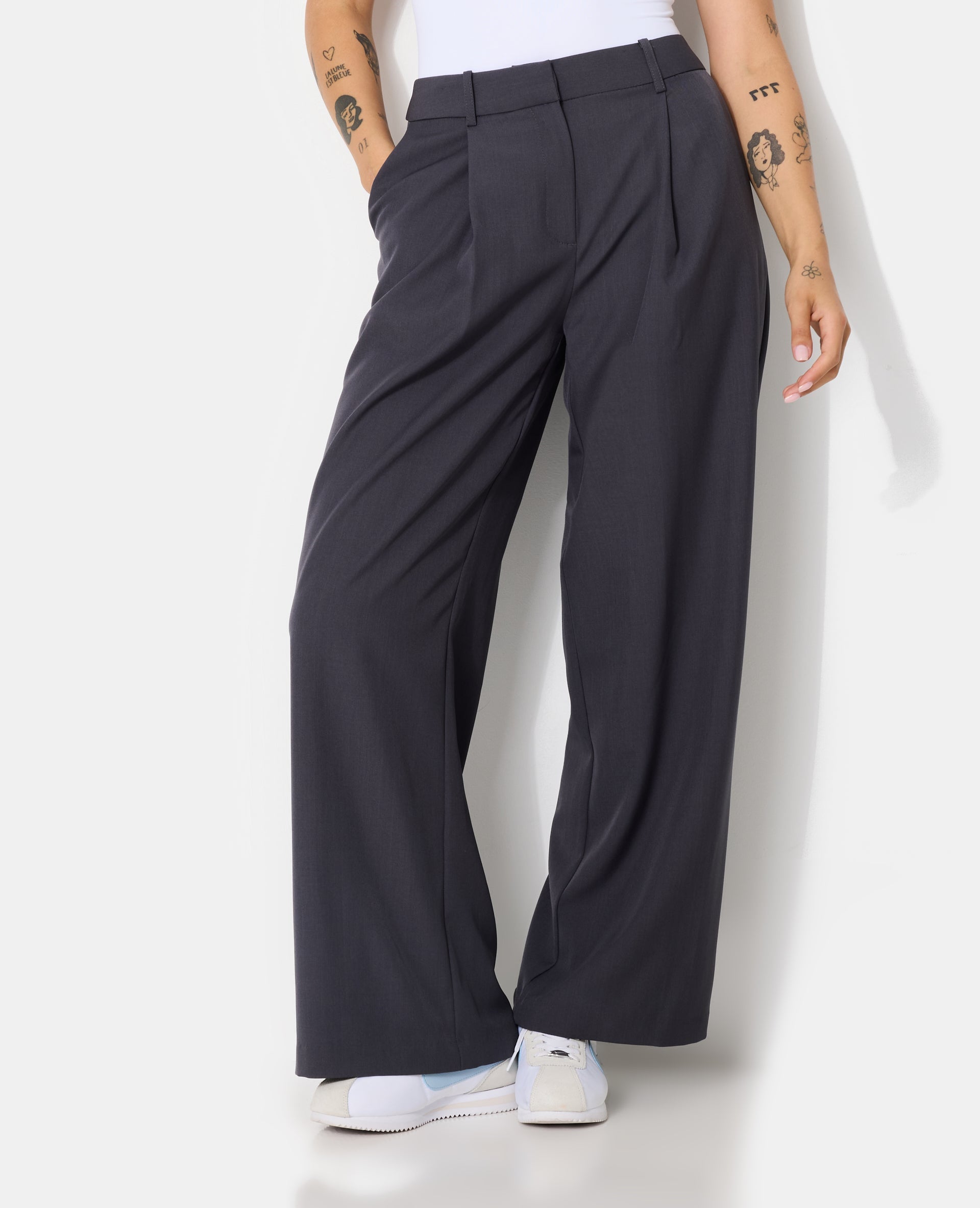 Pantalon large et droit avec pinces