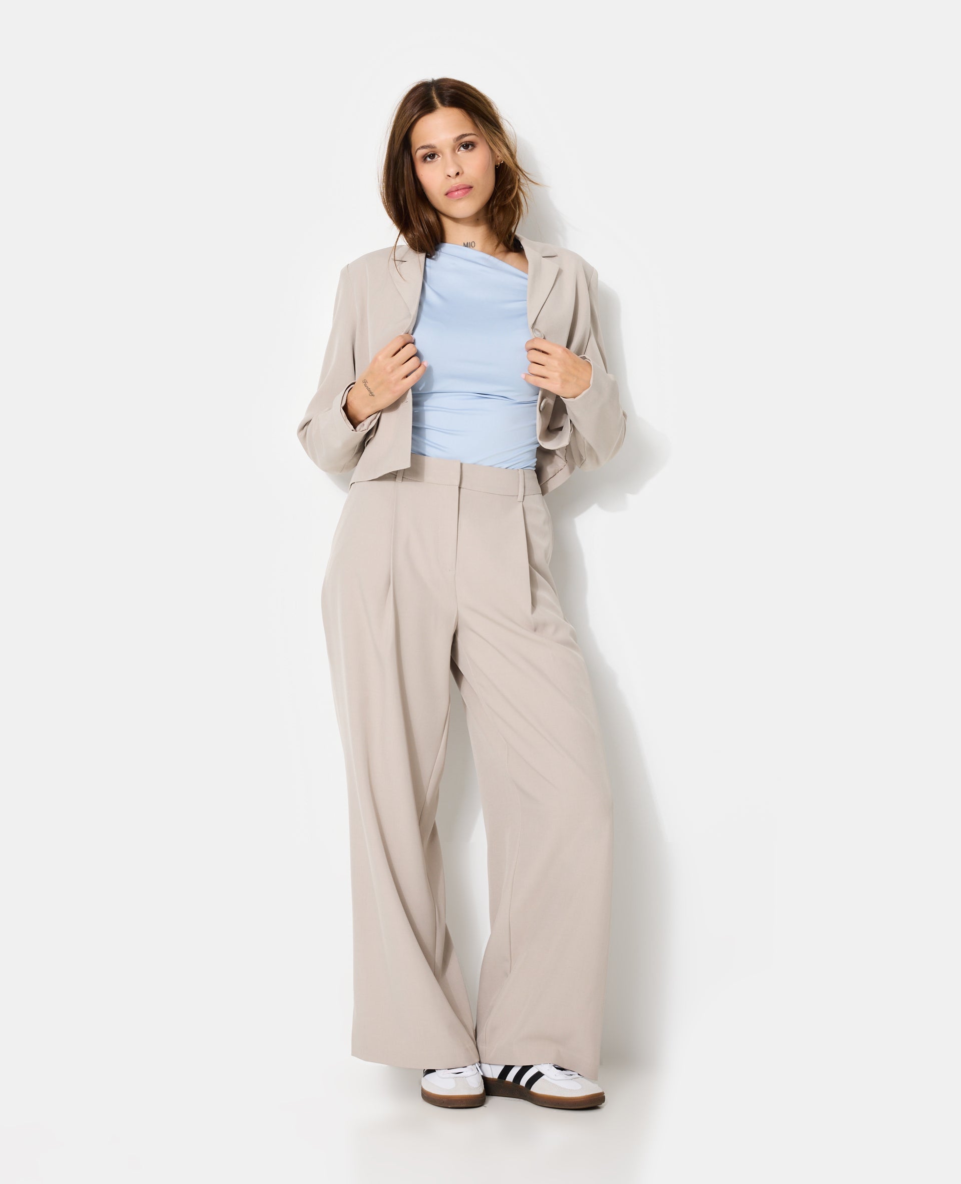 Pantalon large et droit avec pinces