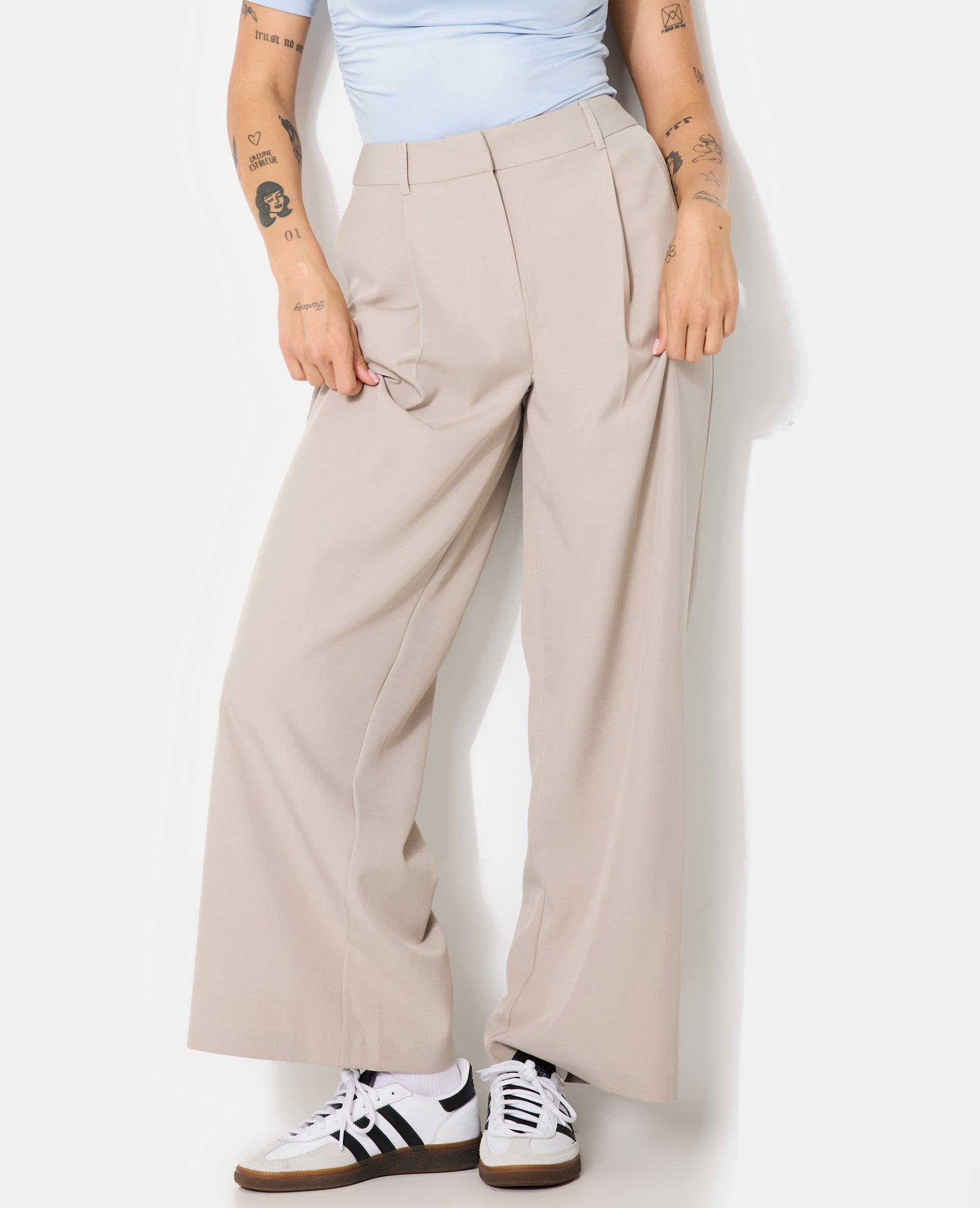 Pantalon large et droit avec pinces