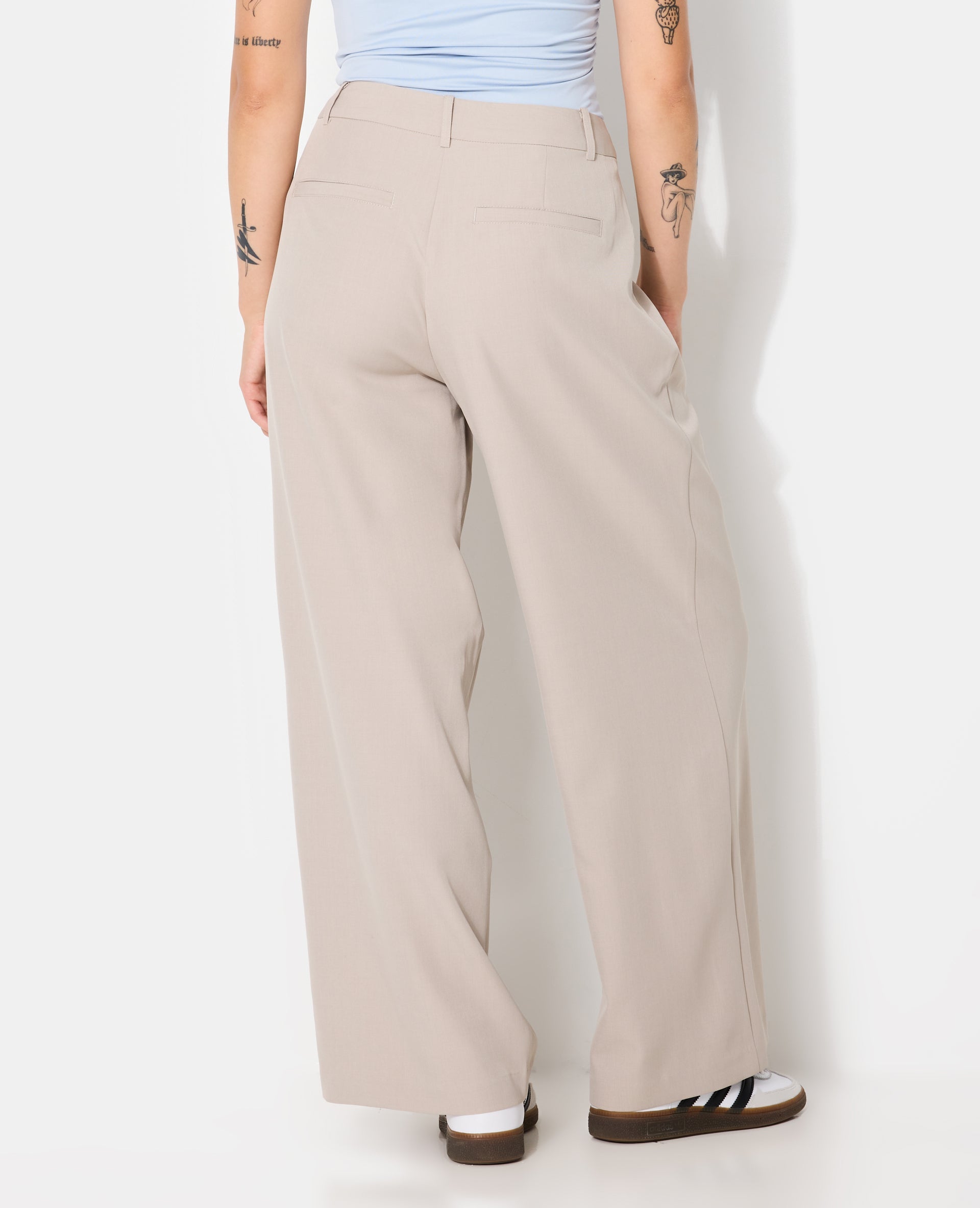 Pantalon large et droit avec pinces