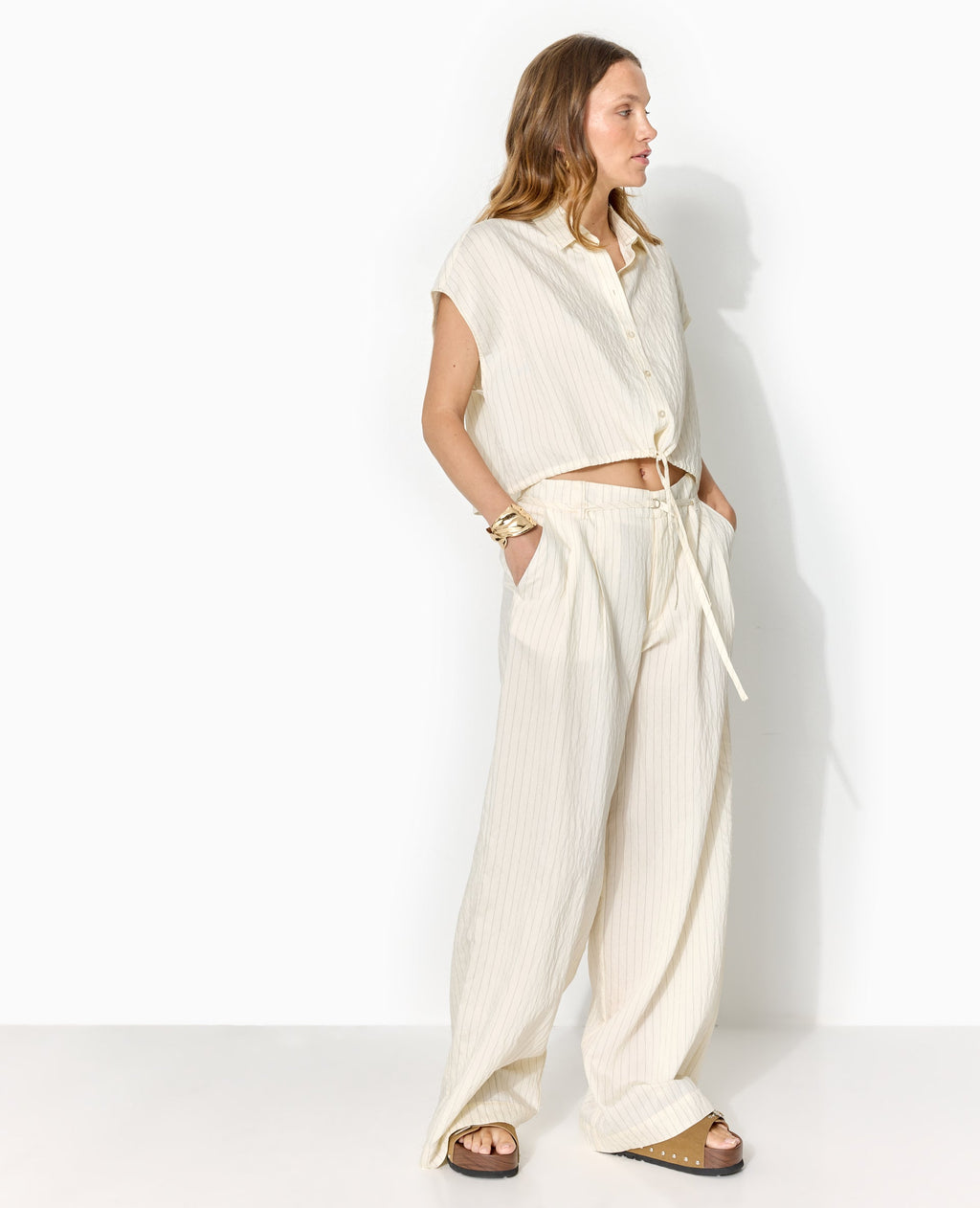 Pantalon large rayé taille haute avec ceinture