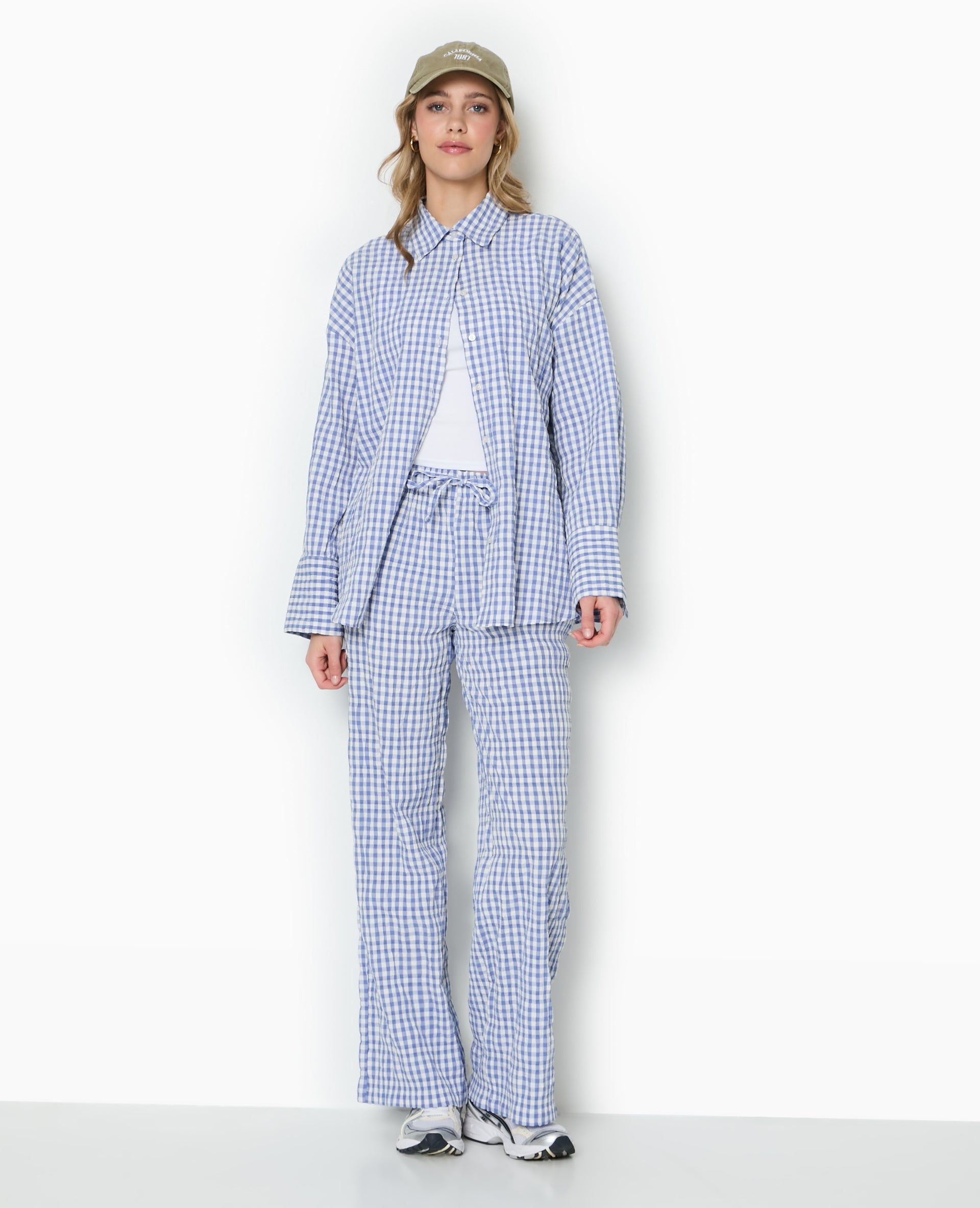 Pantalon droit en tissu gaufré motif vichy