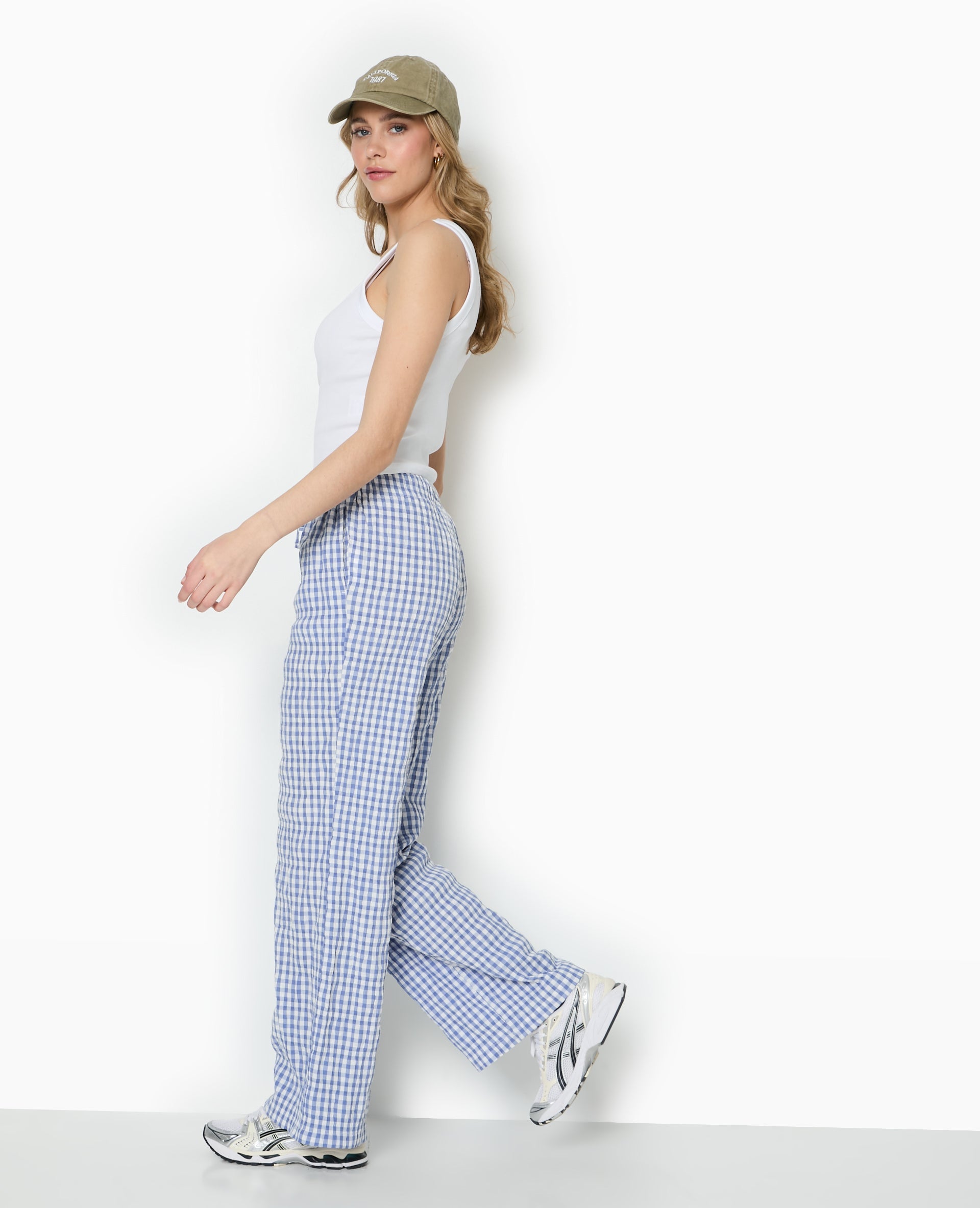 Pantalon droit en tissu gaufré motif vichy
