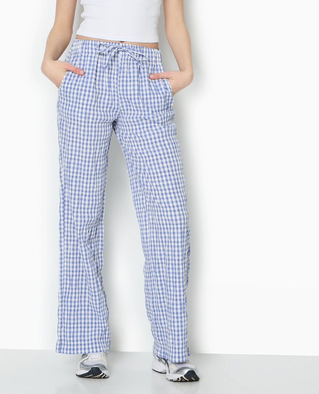 Pantalon droit en tissu gaufré motif vichy