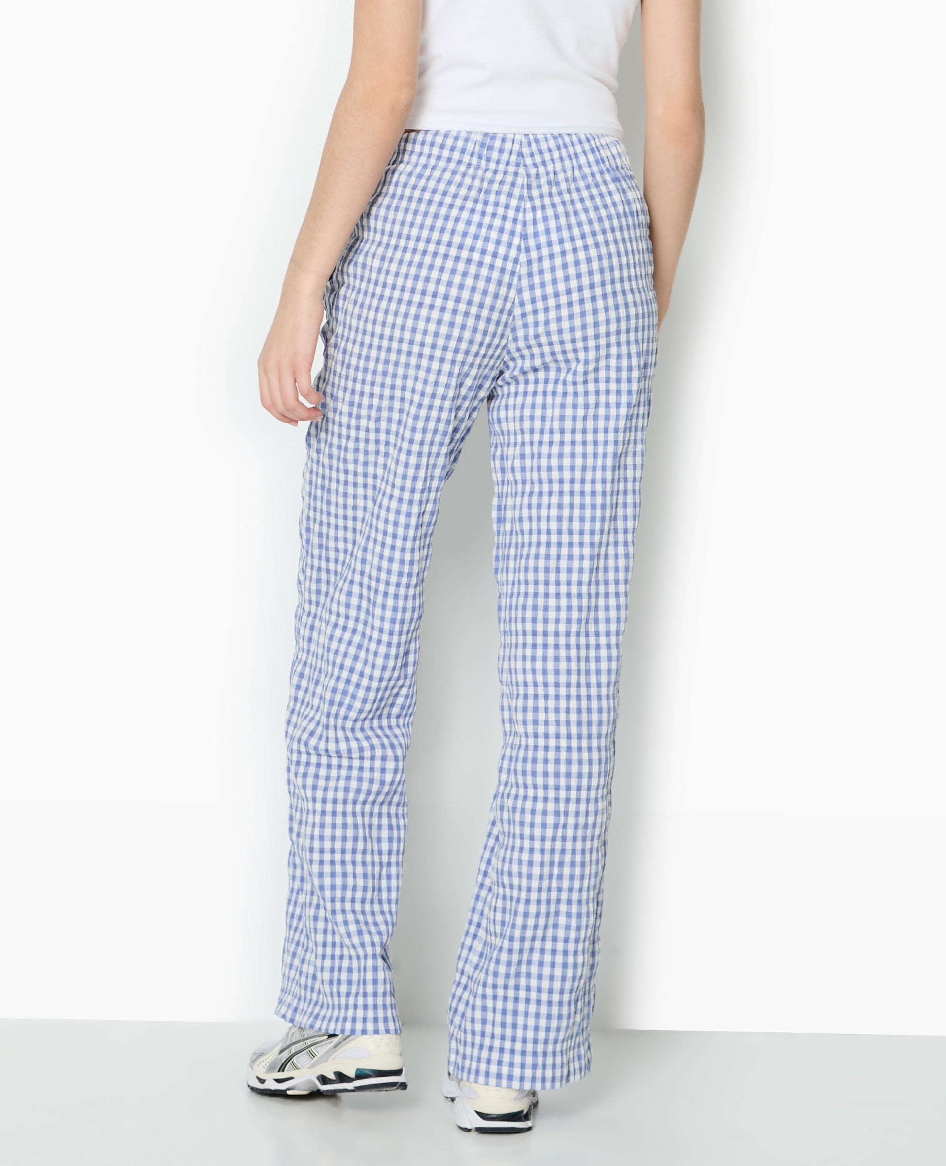 Pantalon droit en tissu gaufré motif vichy