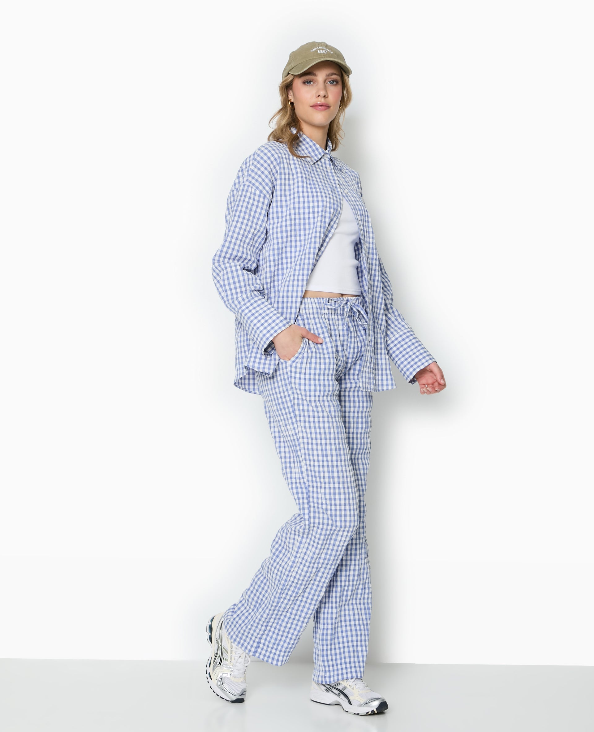 Pantalon droit en tissu gaufré motif vichy