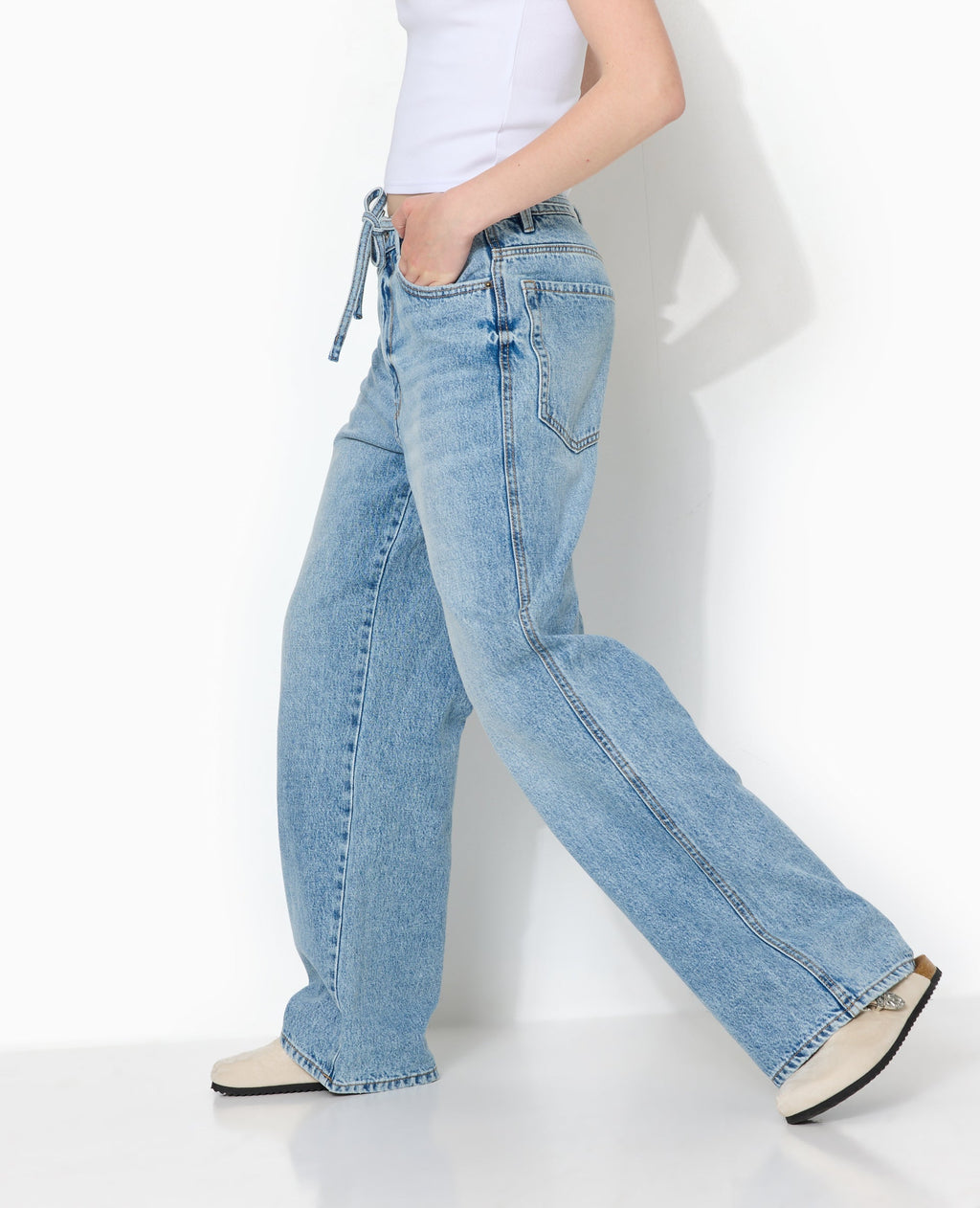 Jean baggy taille basse avec ceinture à nouer