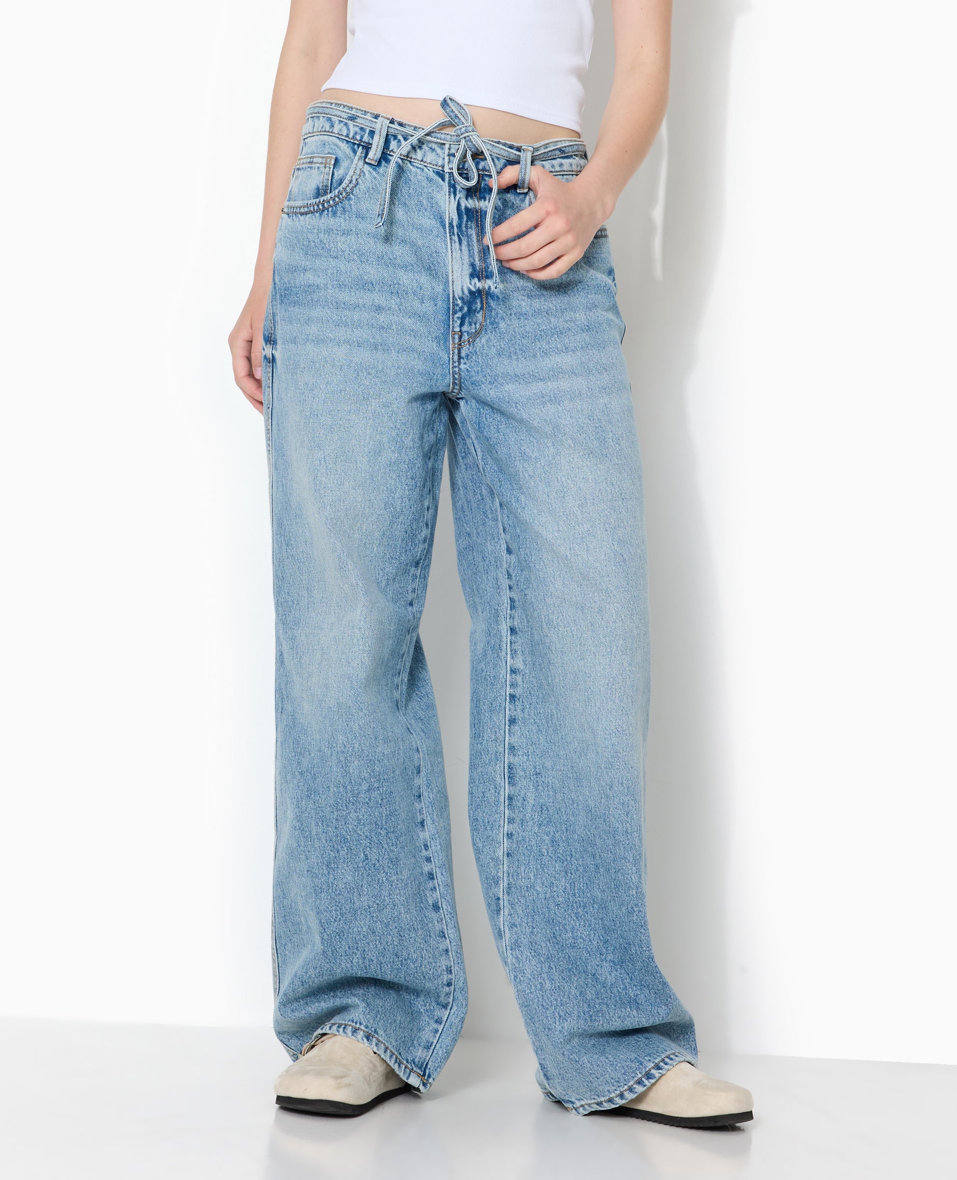 Jean baggy taille basse avec ceinture à nouer