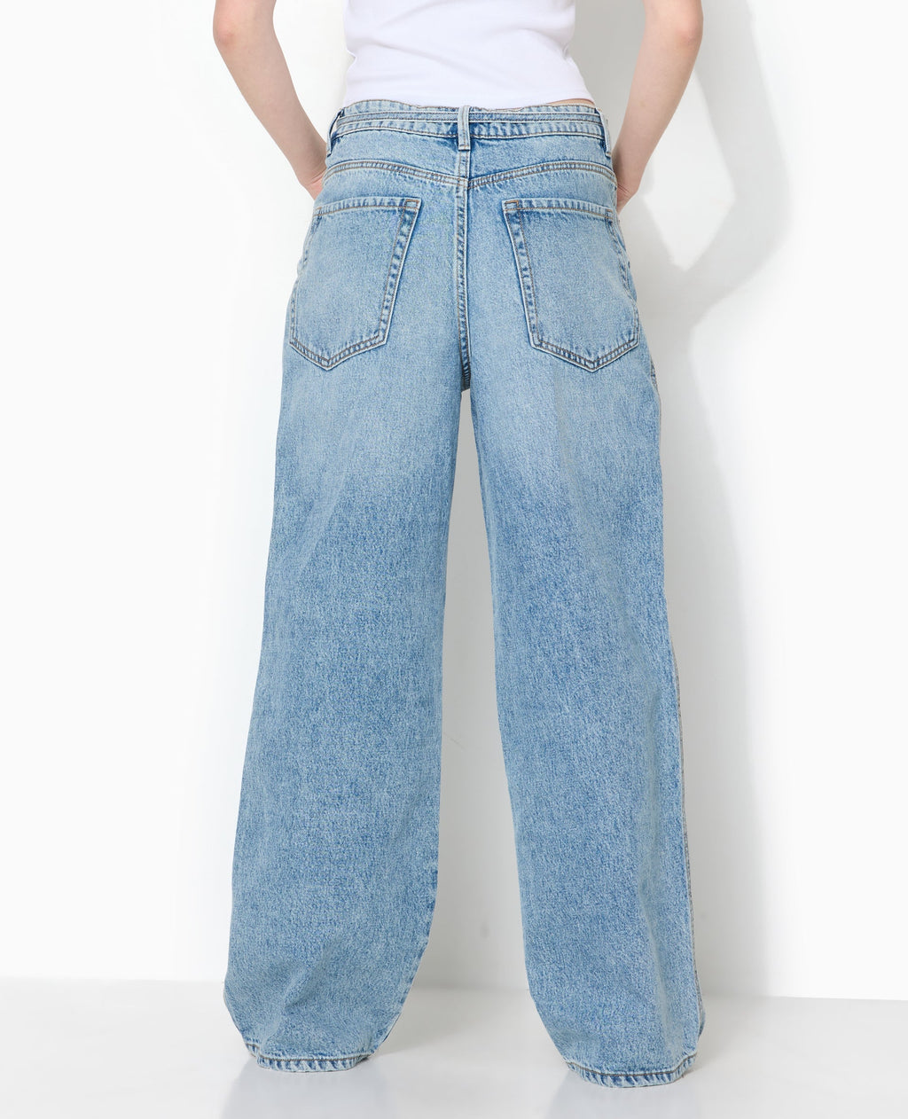 Jean baggy taille basse avec ceinture à nouer