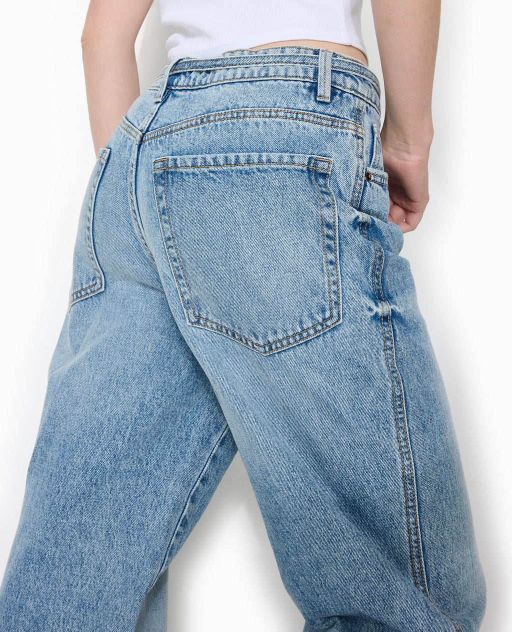 Jean baggy taille basse avec ceinture à nouer