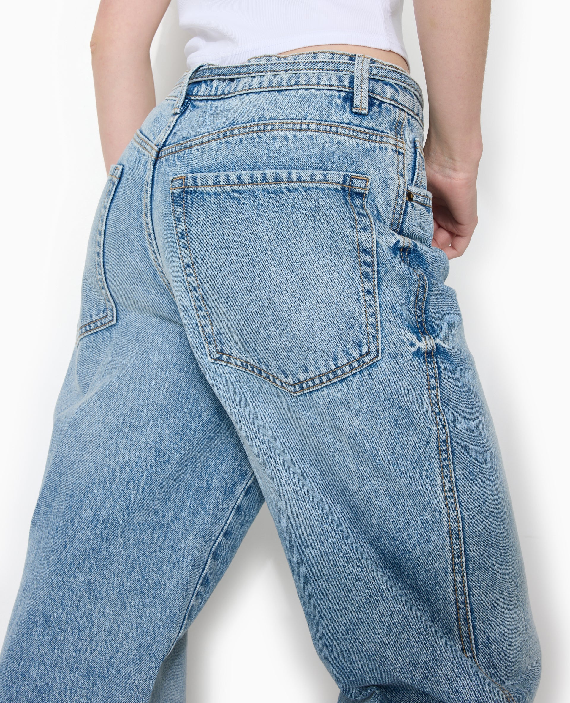 Jean baggy taille basse avec ceinture à nouer