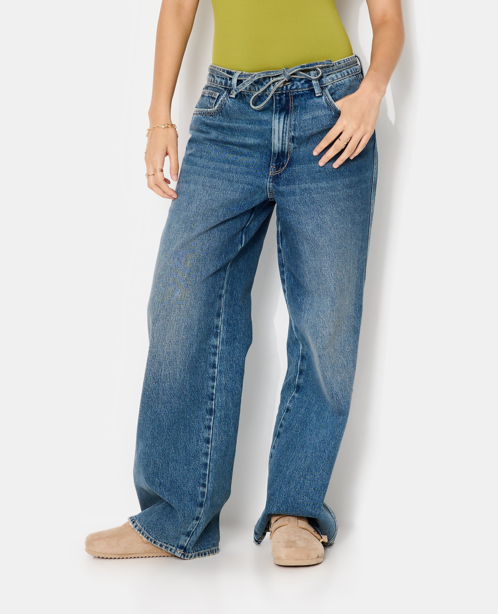 Jean baggy taille basse avec ceinture à nouer