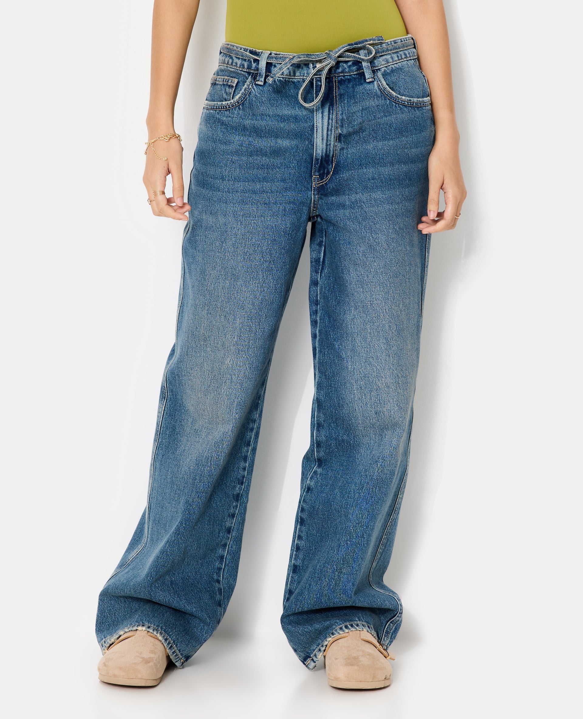 Jean baggy taille basse avec ceinture à nouer