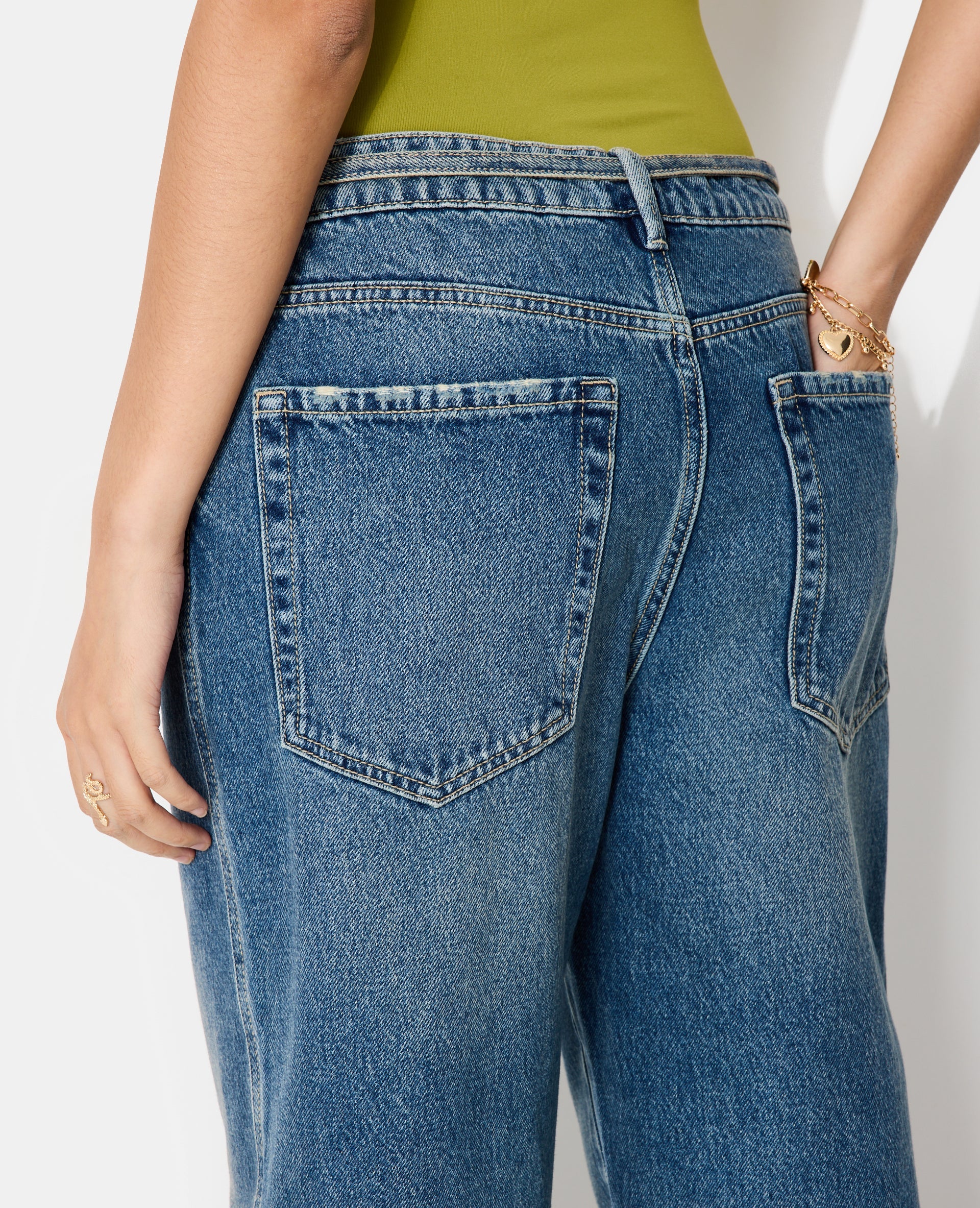Jean baggy taille basse avec ceinture à nouer