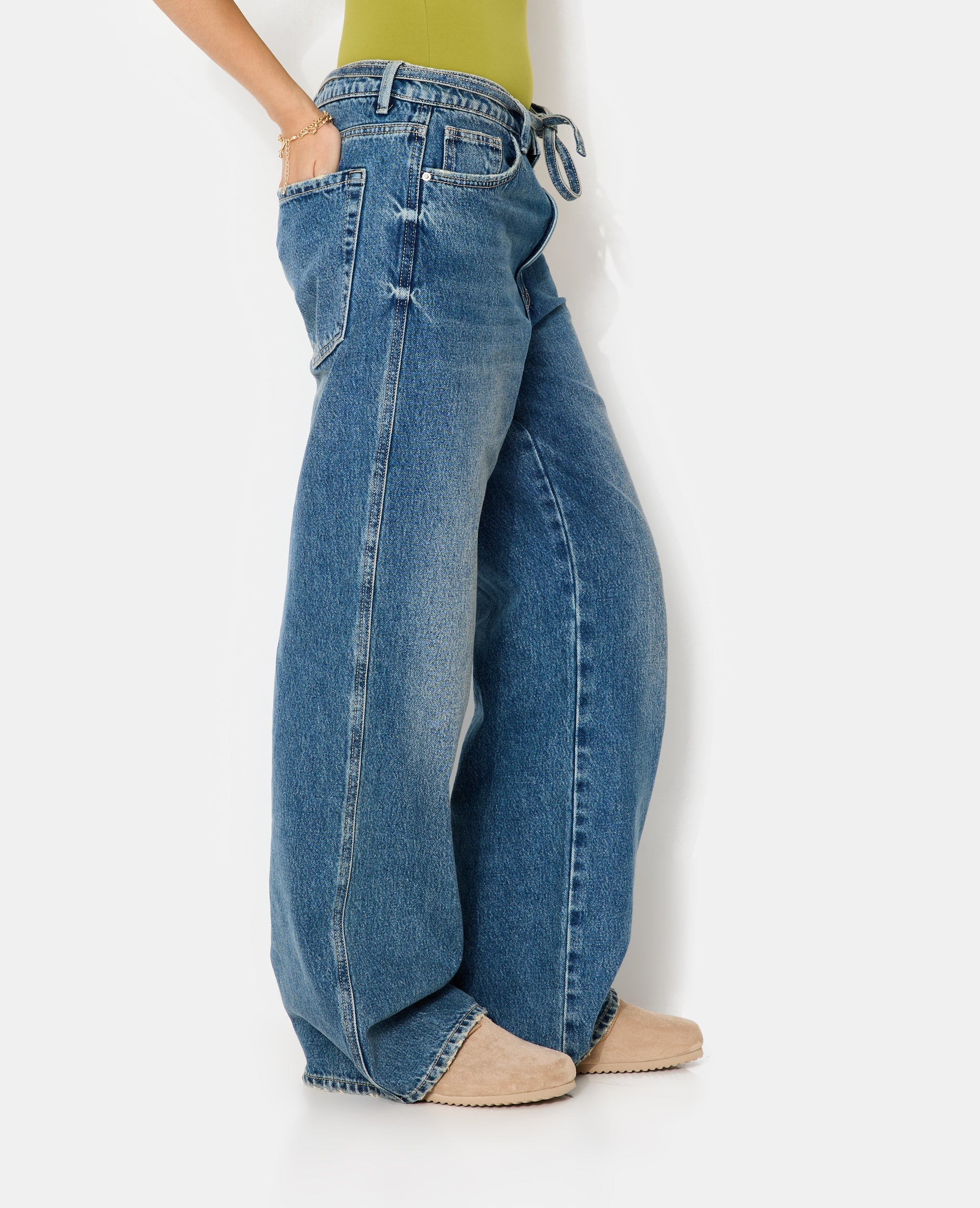 Jean baggy taille basse avec ceinture à nouer