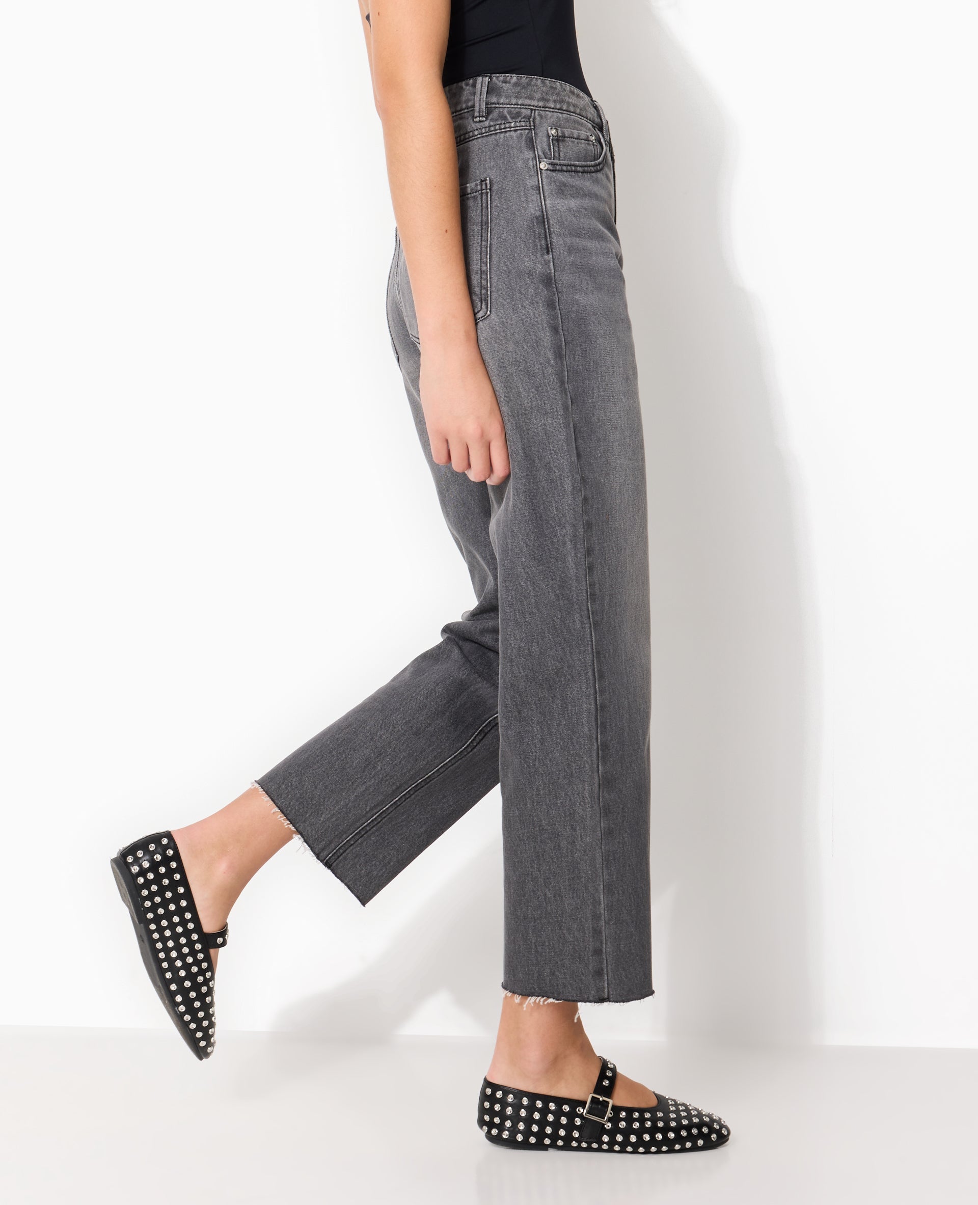 Jean straight taille haute avec bas coupés