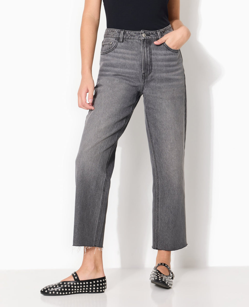 Jean straight taille haute avec bas coupés