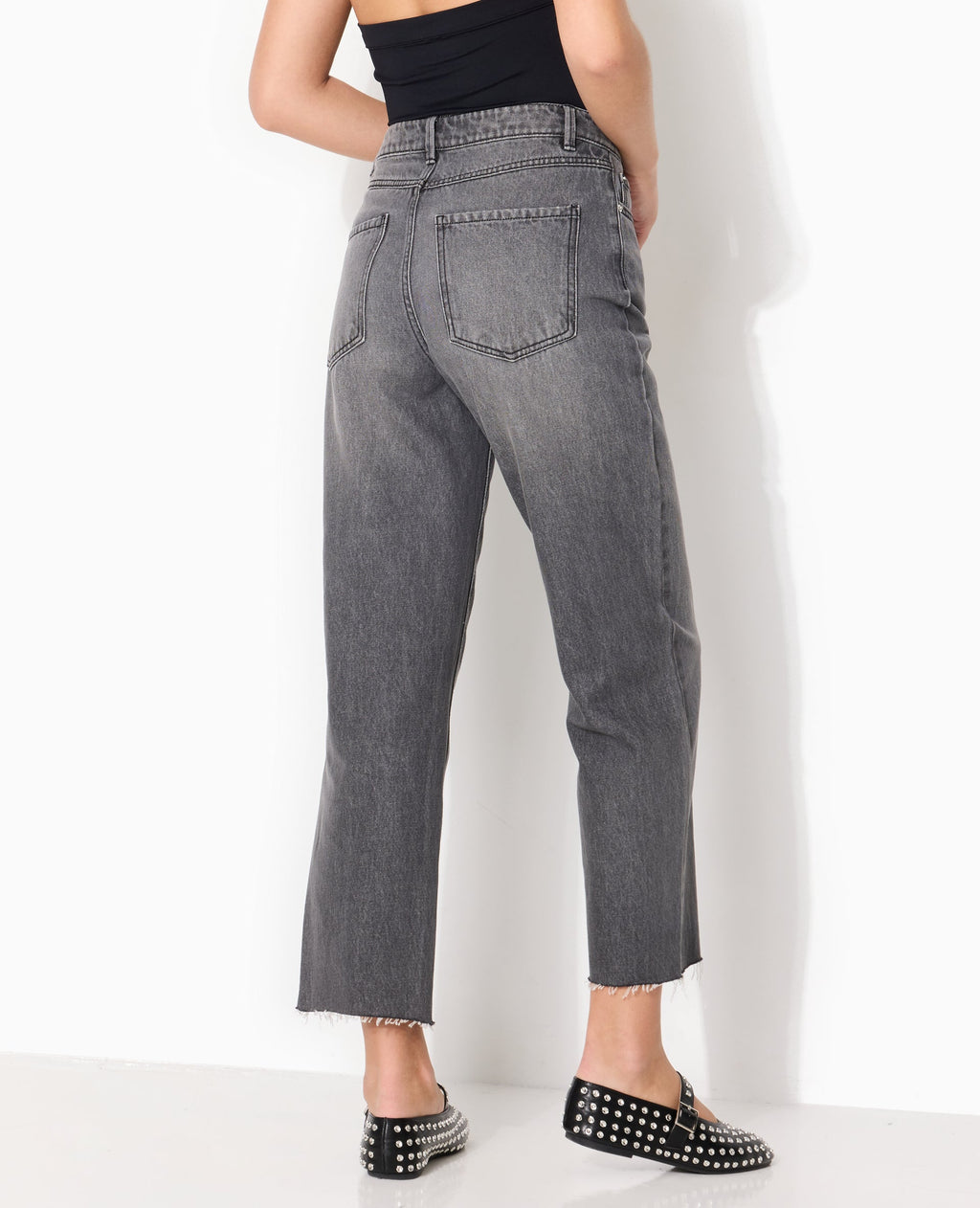 Jean straight taille haute avec bas coupés