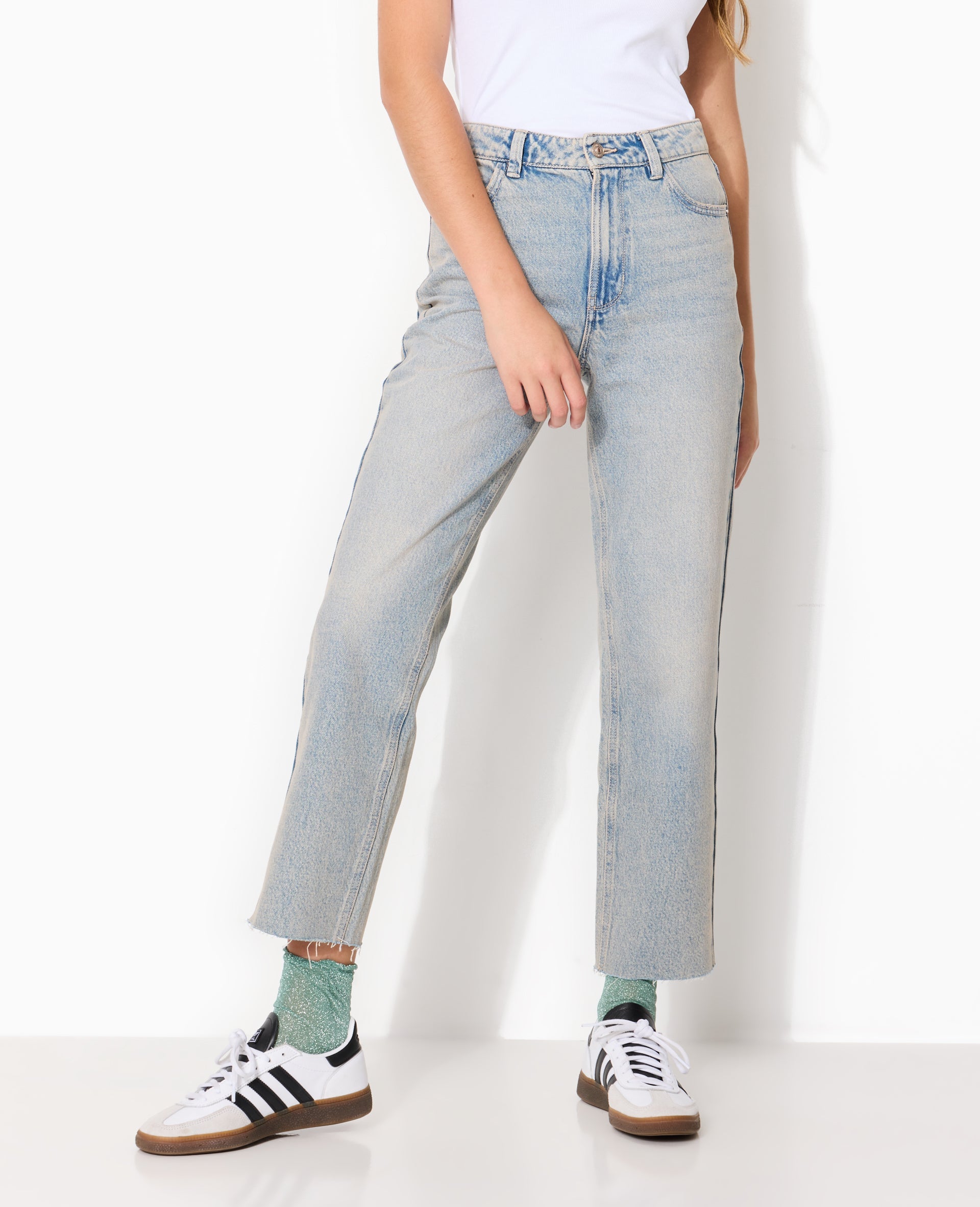 Jean straight taille haute bas coupé