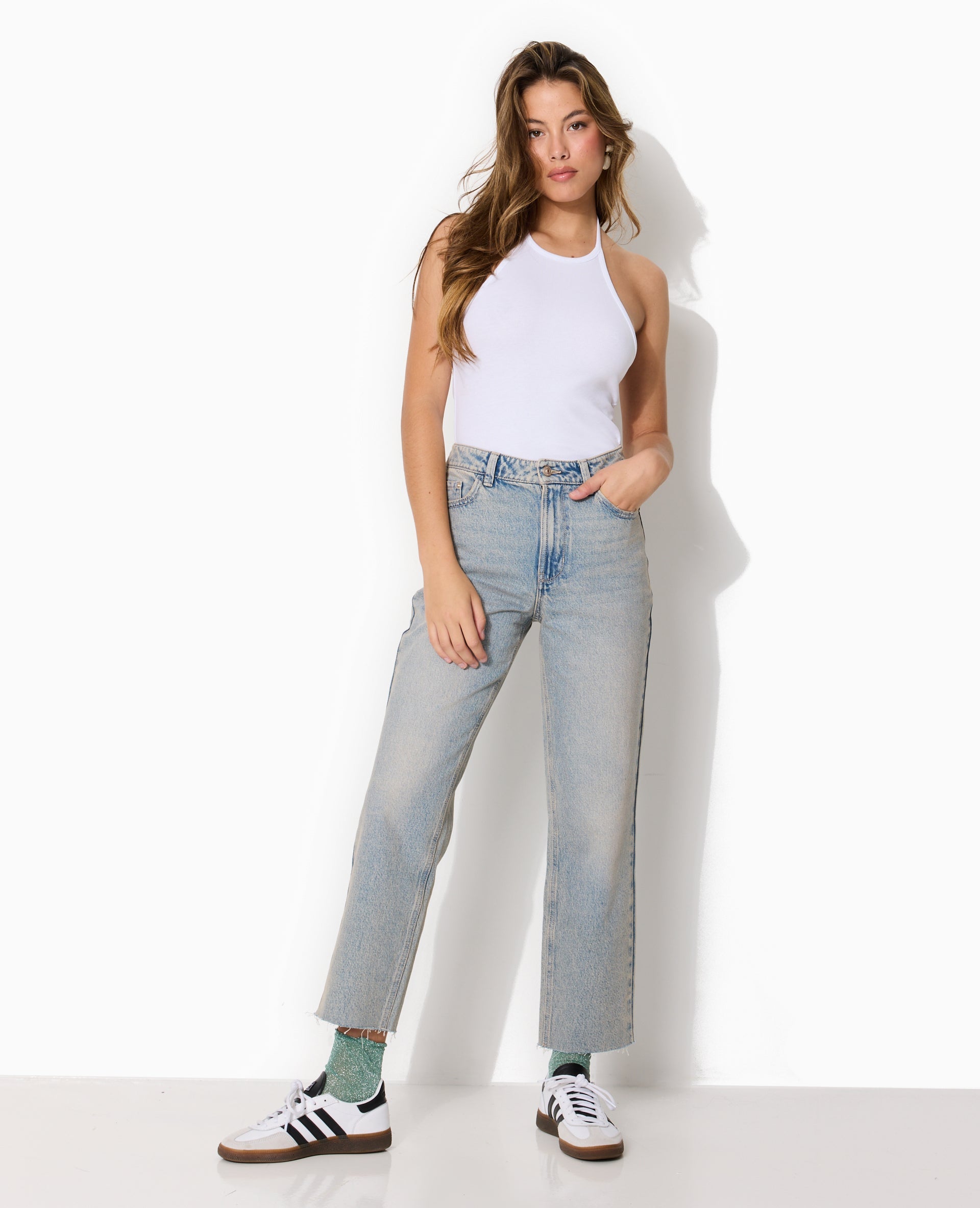 Jean straight taille haute bas coupé