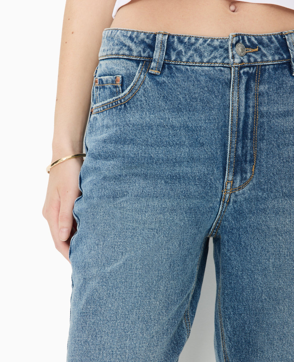 Jean straight taille haute bas coupés