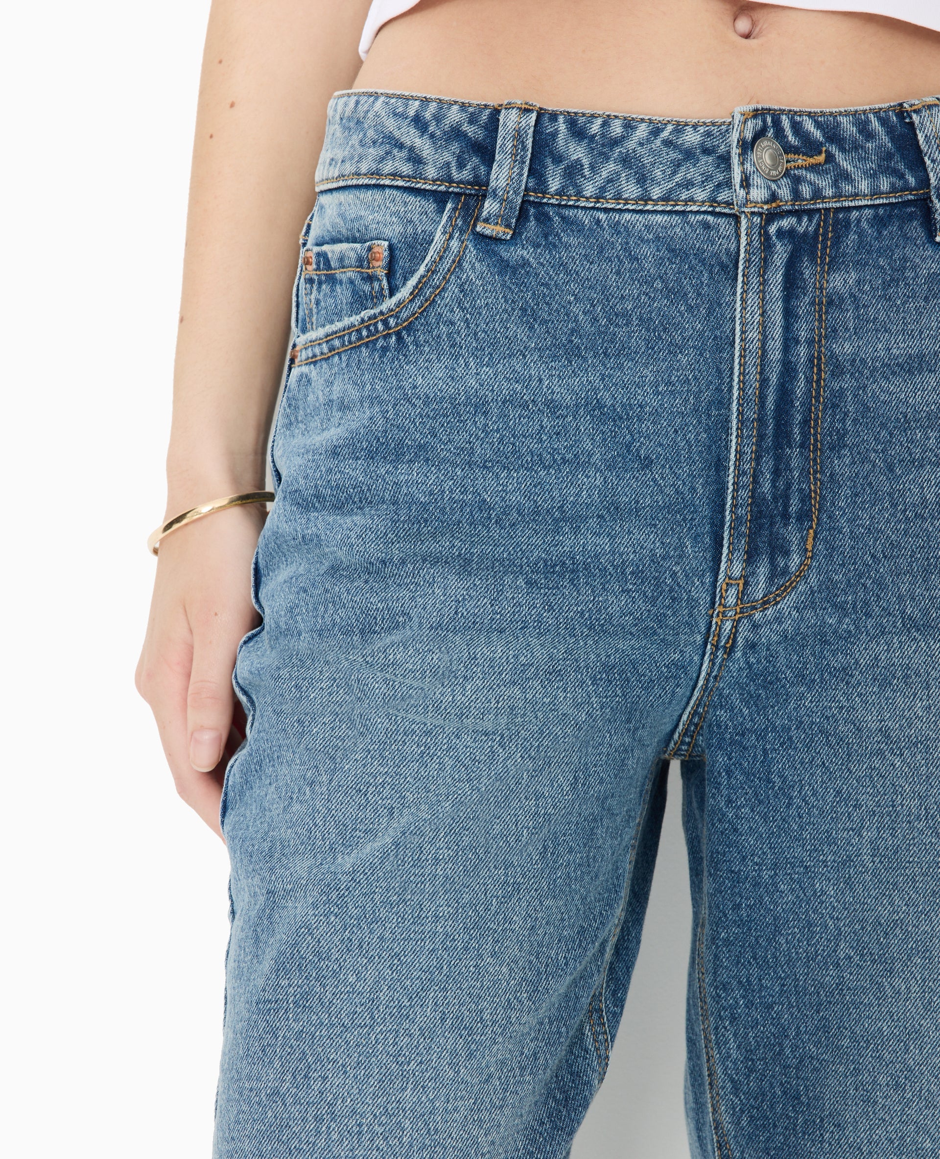 Jean straight taille haute bas coupés