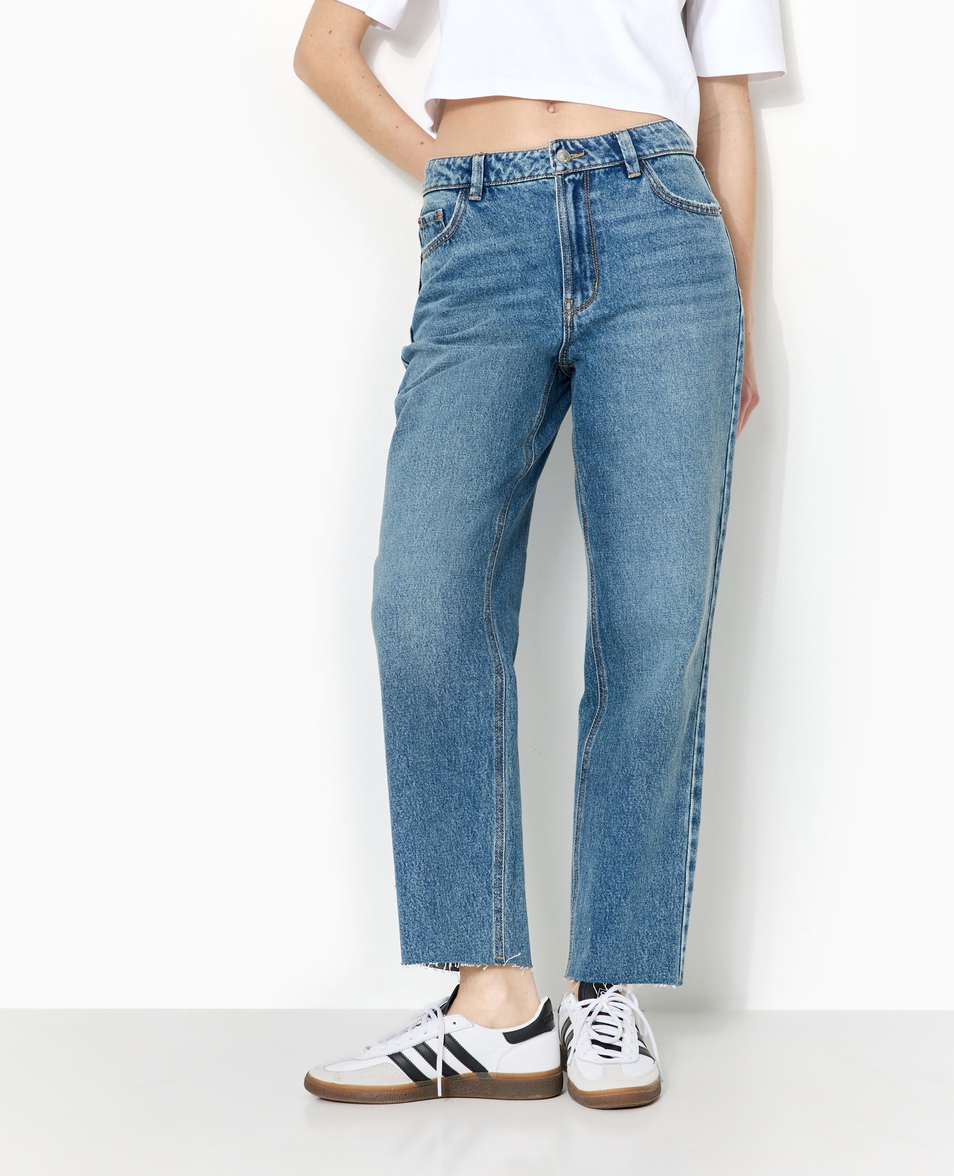 Jean straight taille haute bas coupés