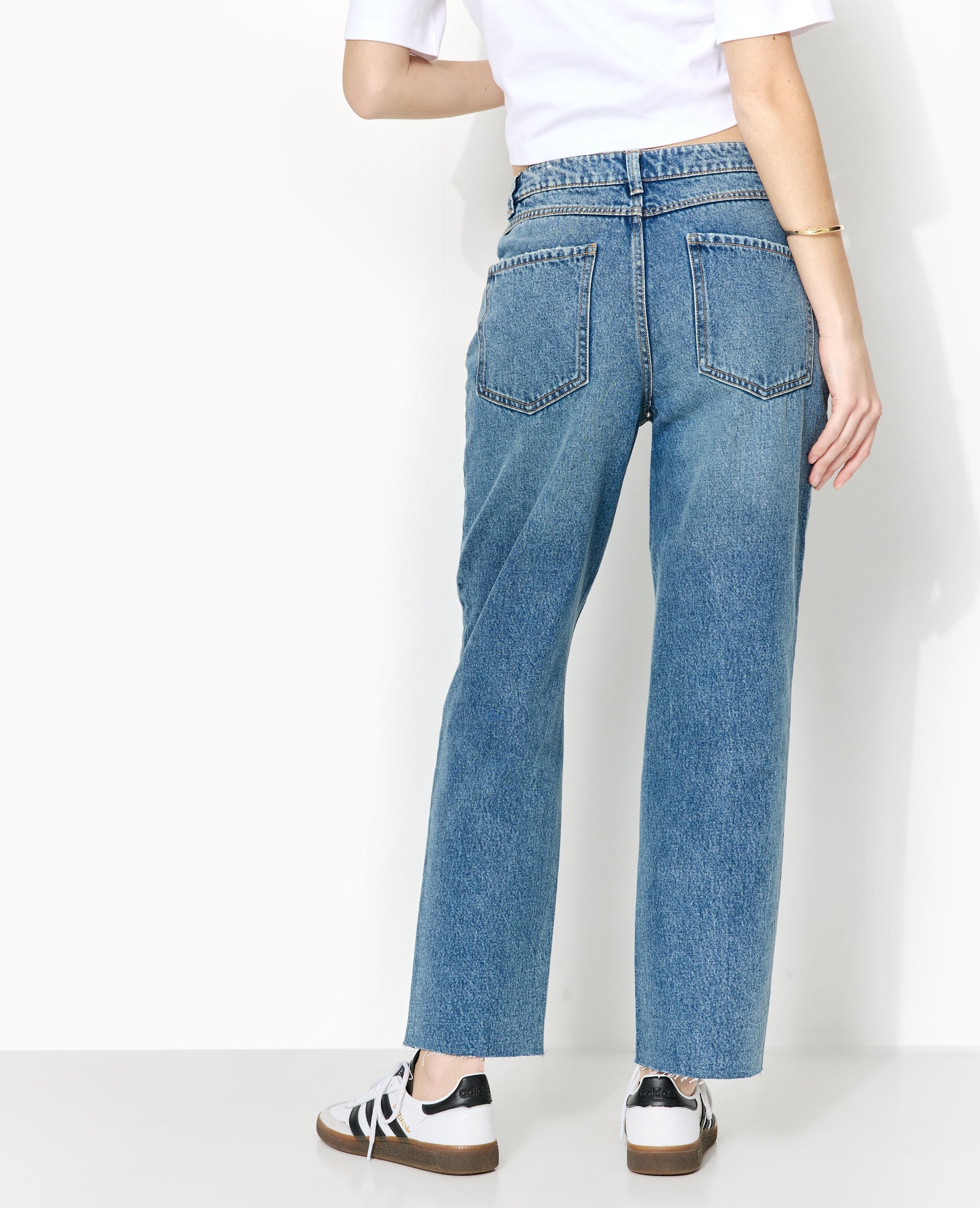 Jean straight taille haute bas coupés