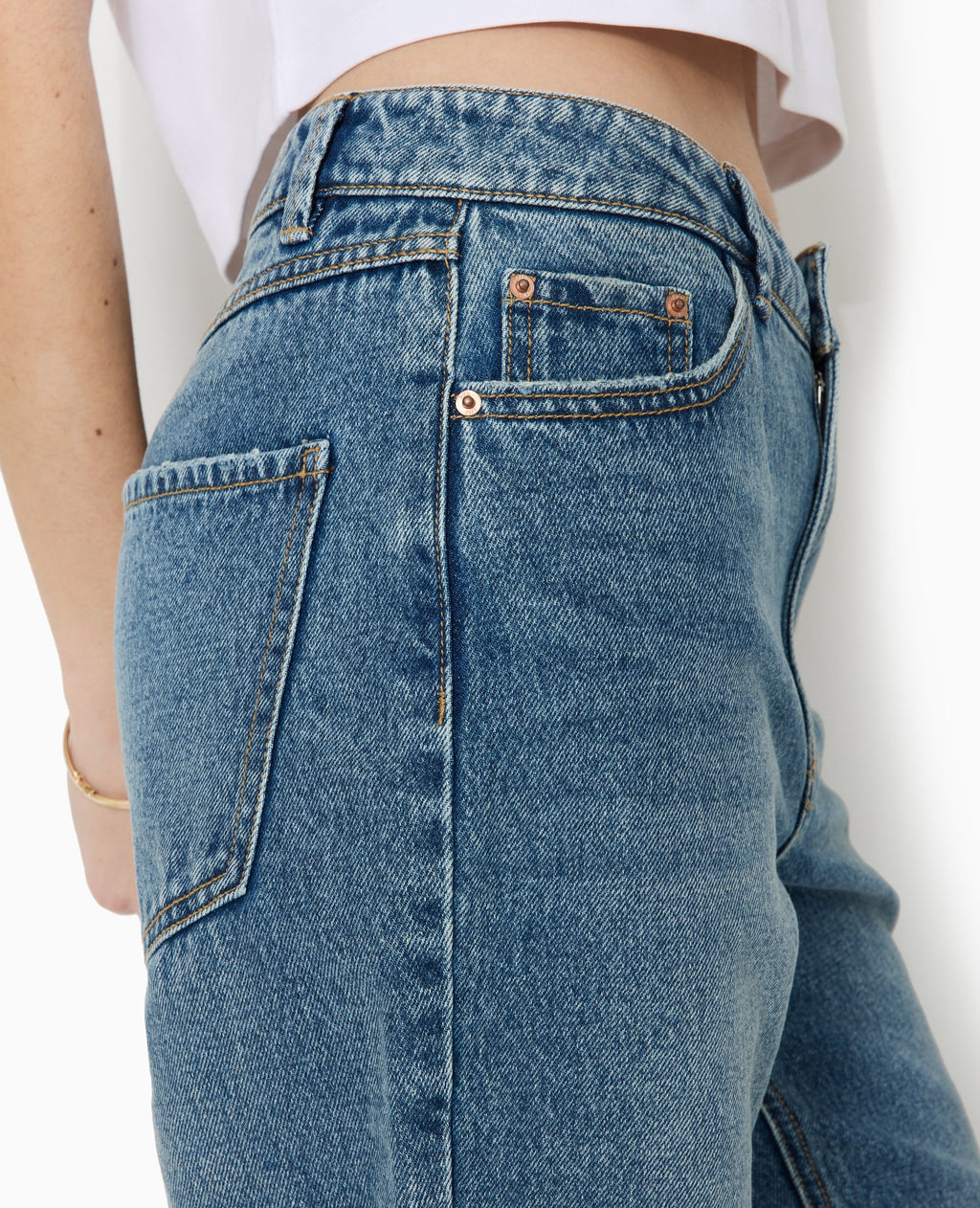 Jean straight taille haute bas coupés