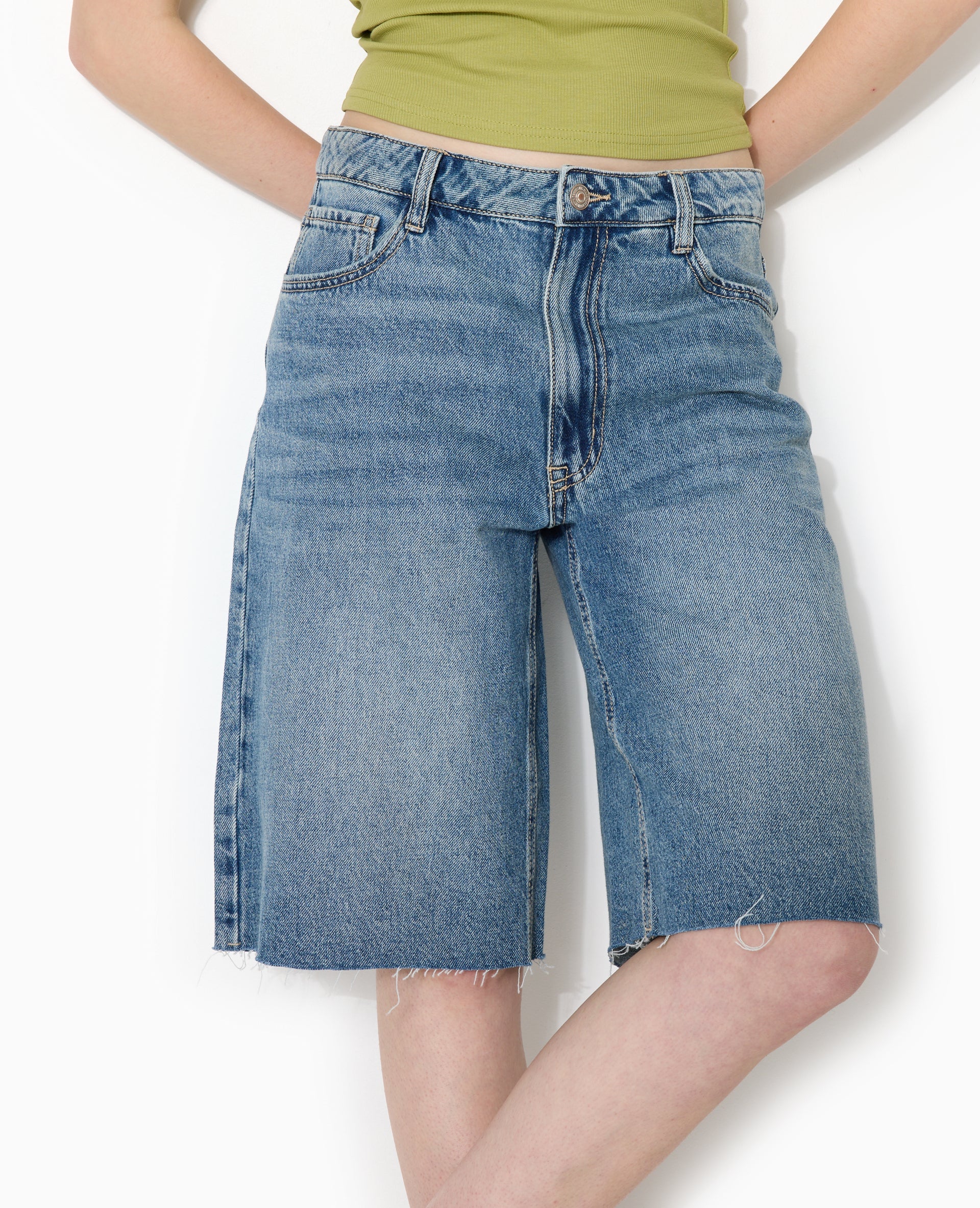 Bermuda large en jean taille basse bas coupés