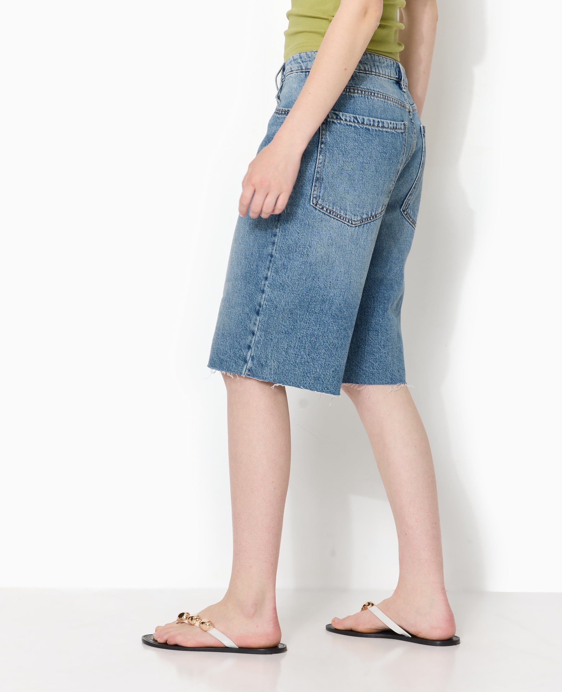 Bermuda large en jean taille basse bas coupés