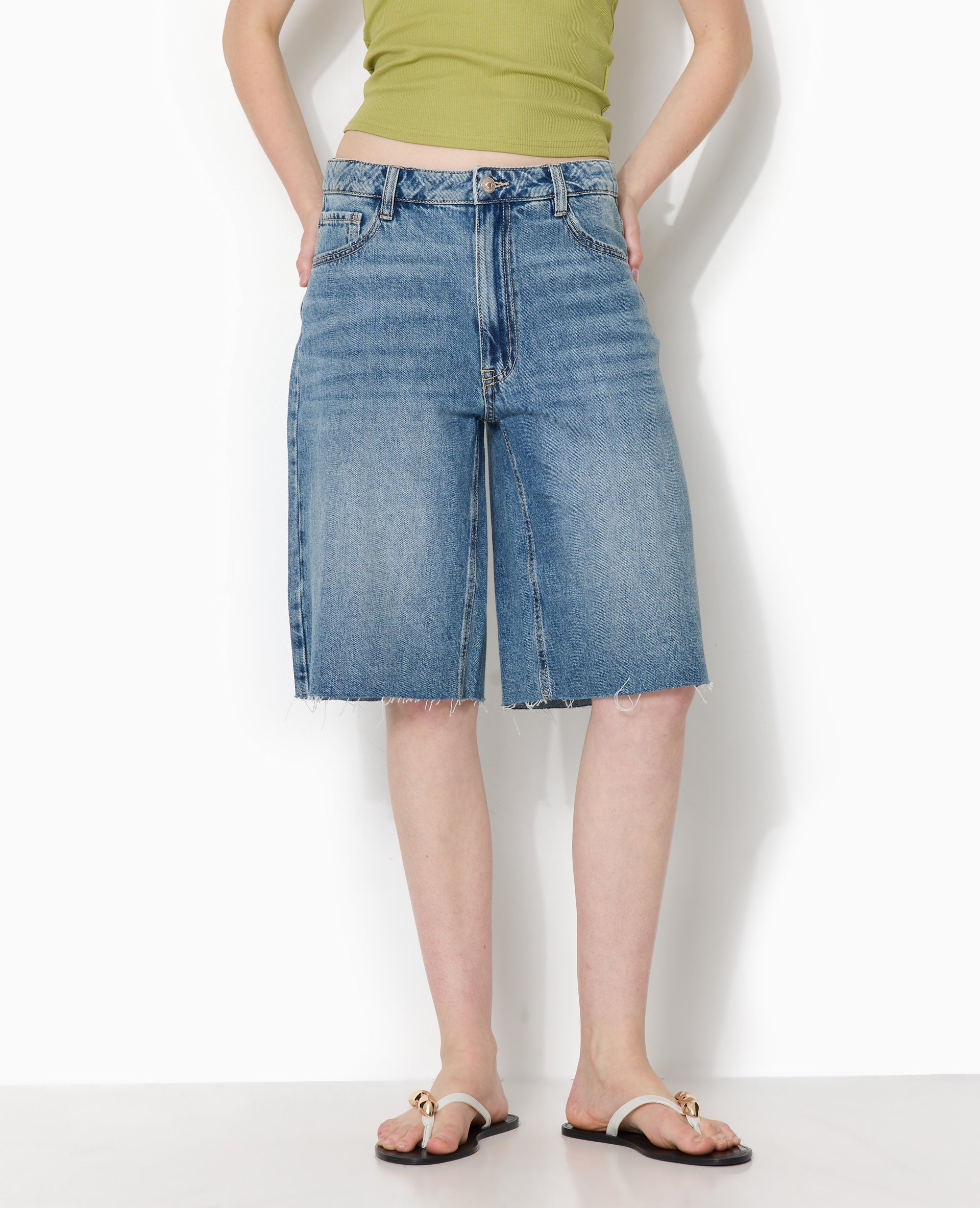 Bermuda large en jean taille basse bas coupés
