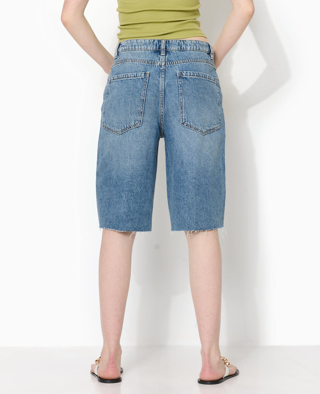 Bermuda large en jean taille basse bas coupés