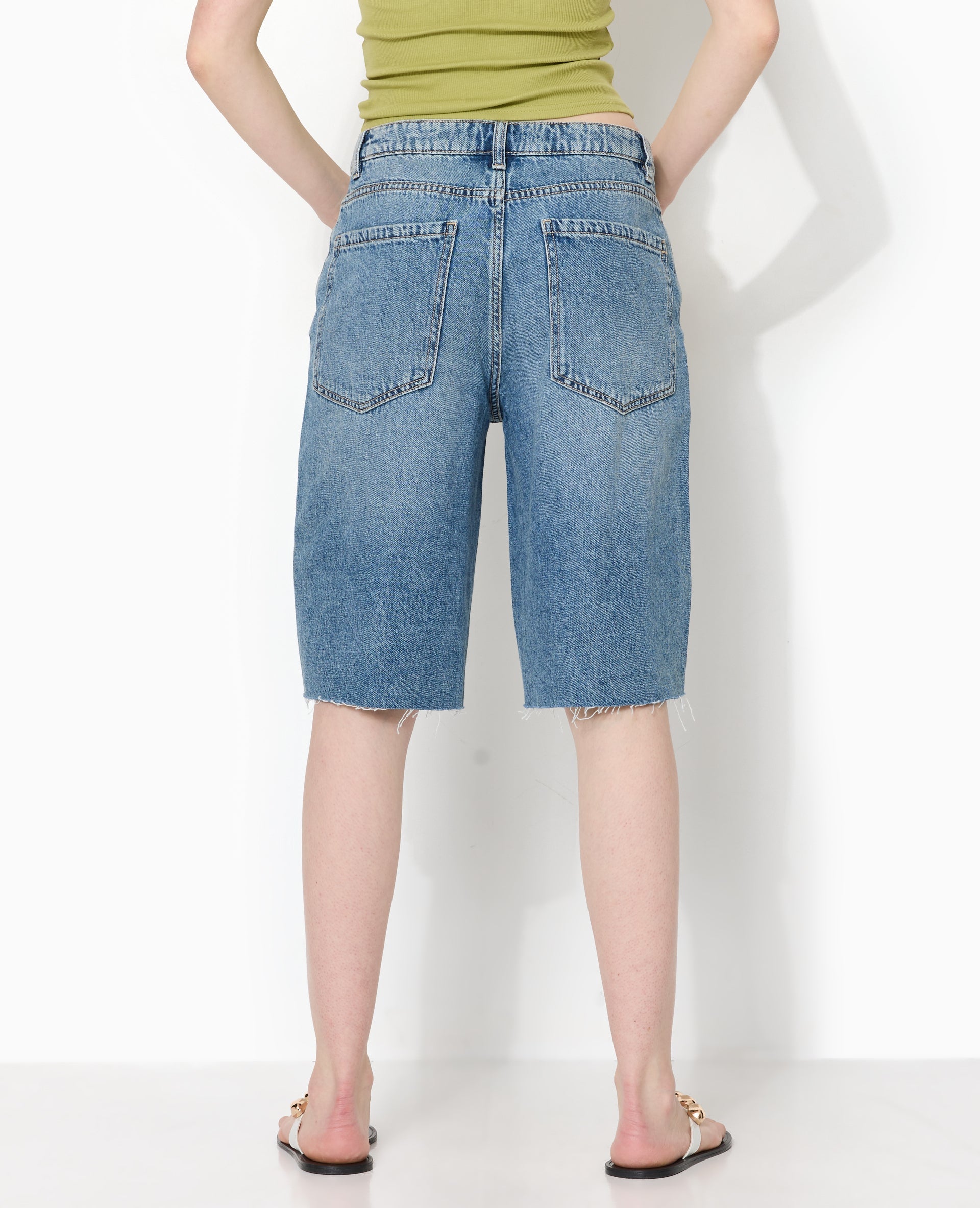 Bermuda large en jean taille basse bas coupés